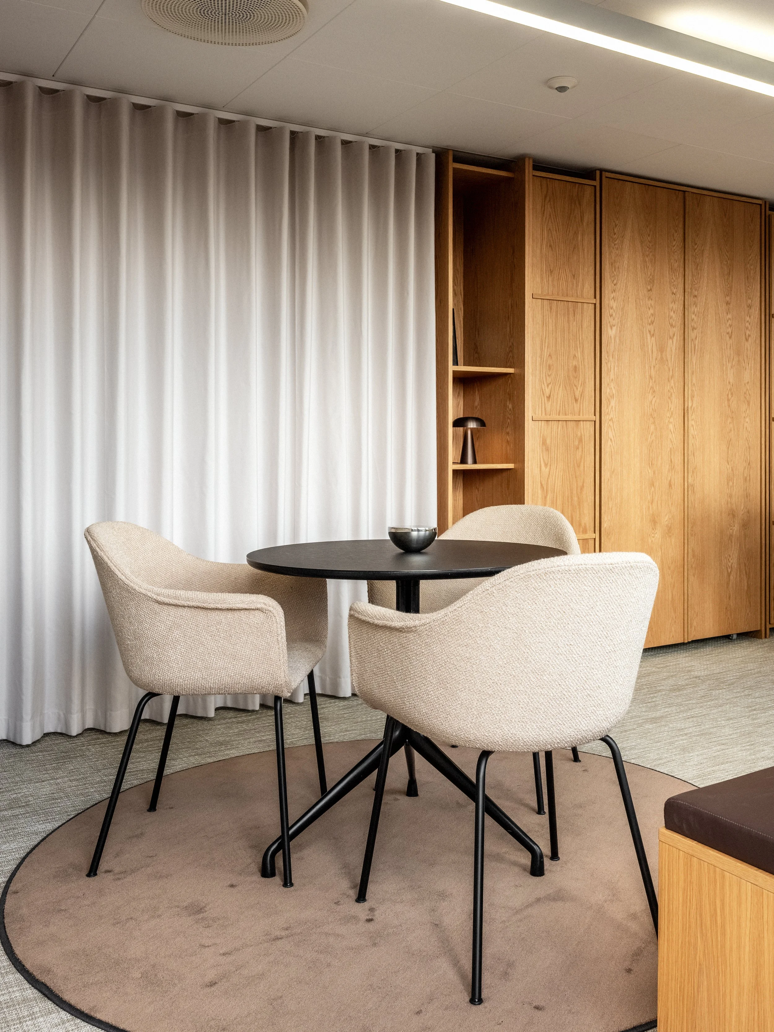 Mötesbord med stolar från Thea Audo.