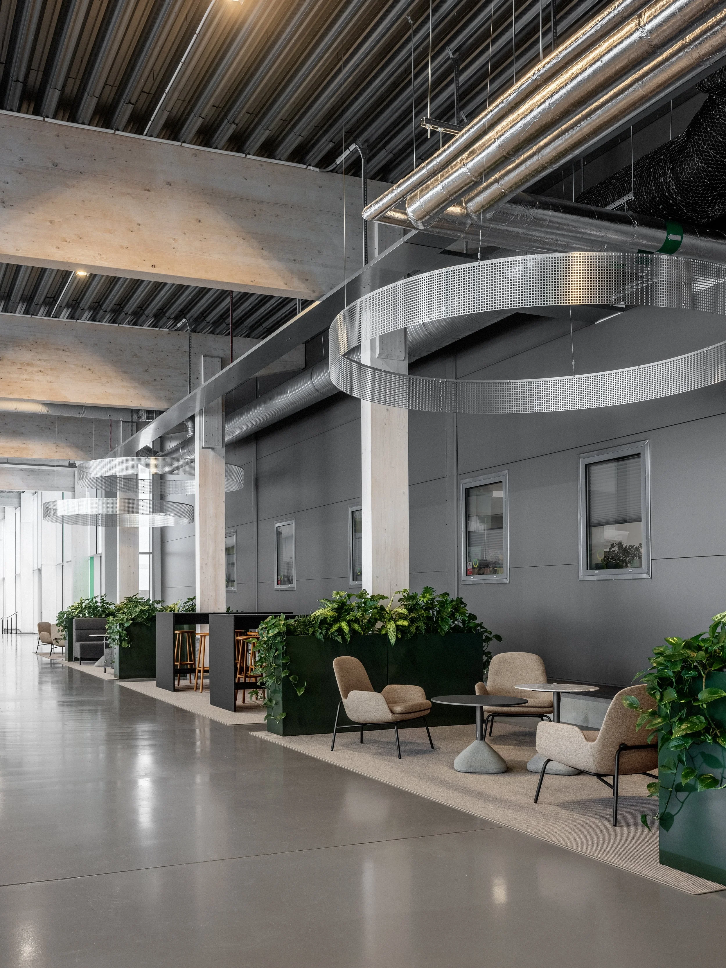 Arenatorget Ängelholm lounge och hög sittning med växtavdelare