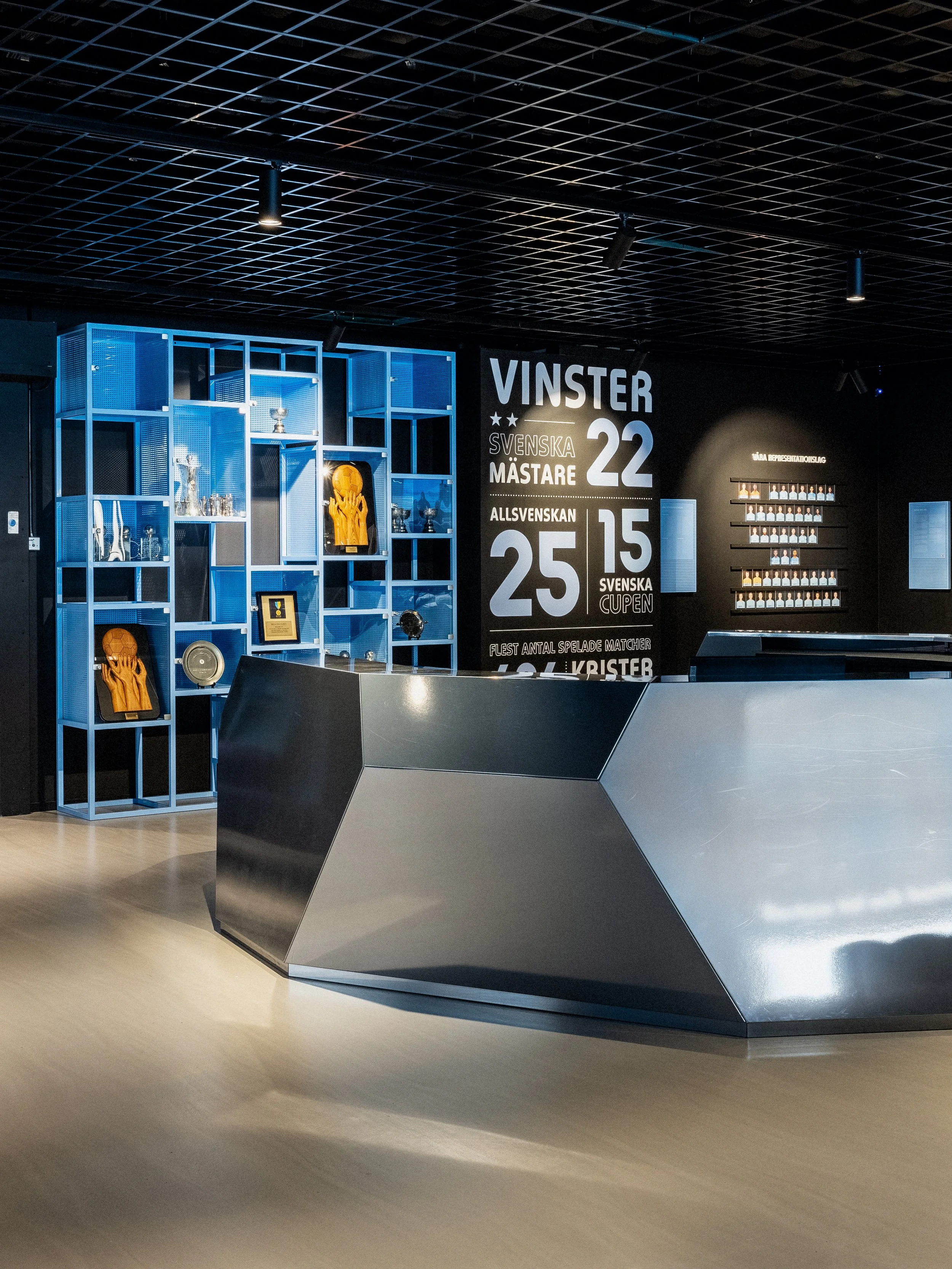 MFF receptionsdisk och blå hylla med produkter