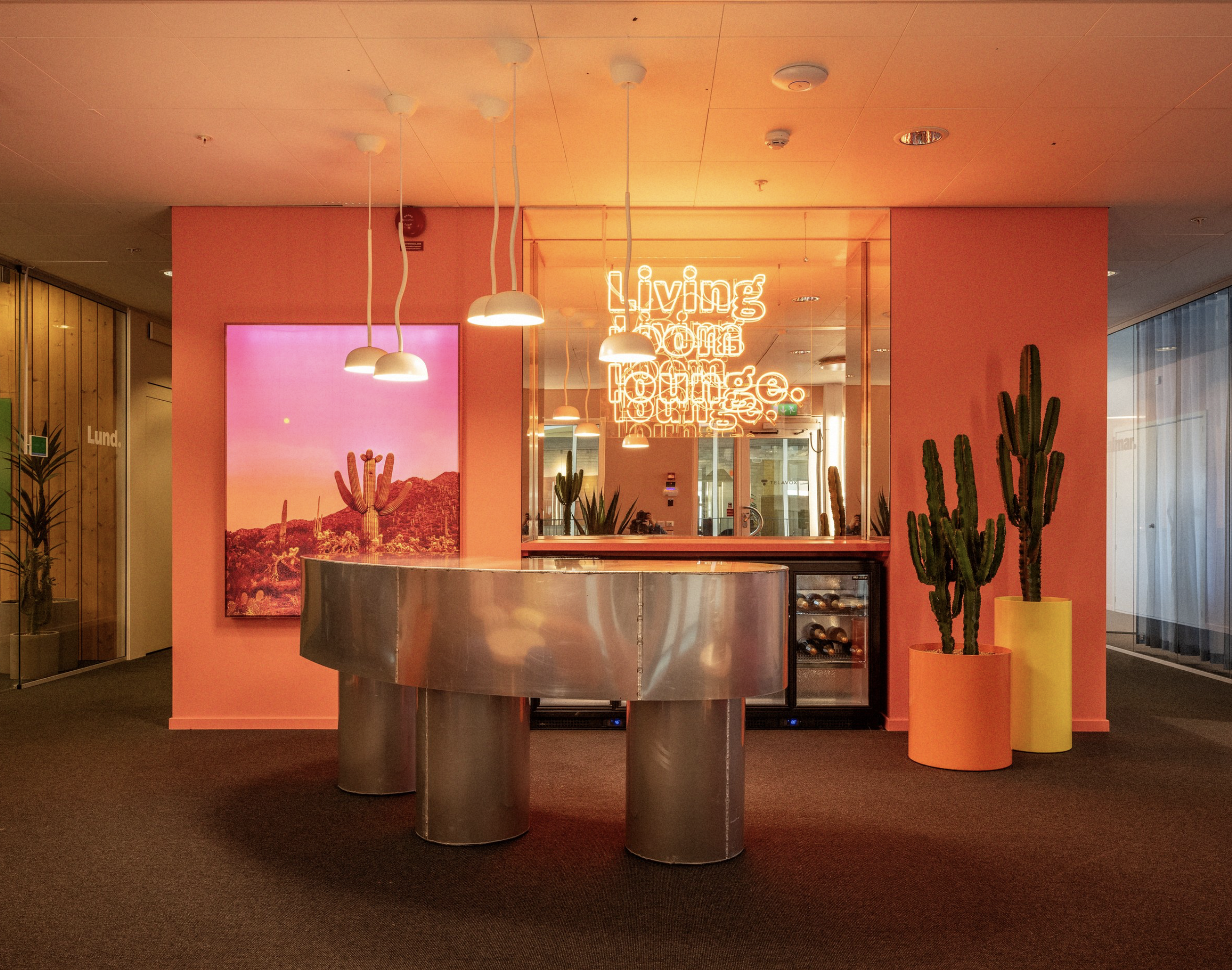 Entrén i Telavox huvudkontor, orangea väggar och kaktusar.