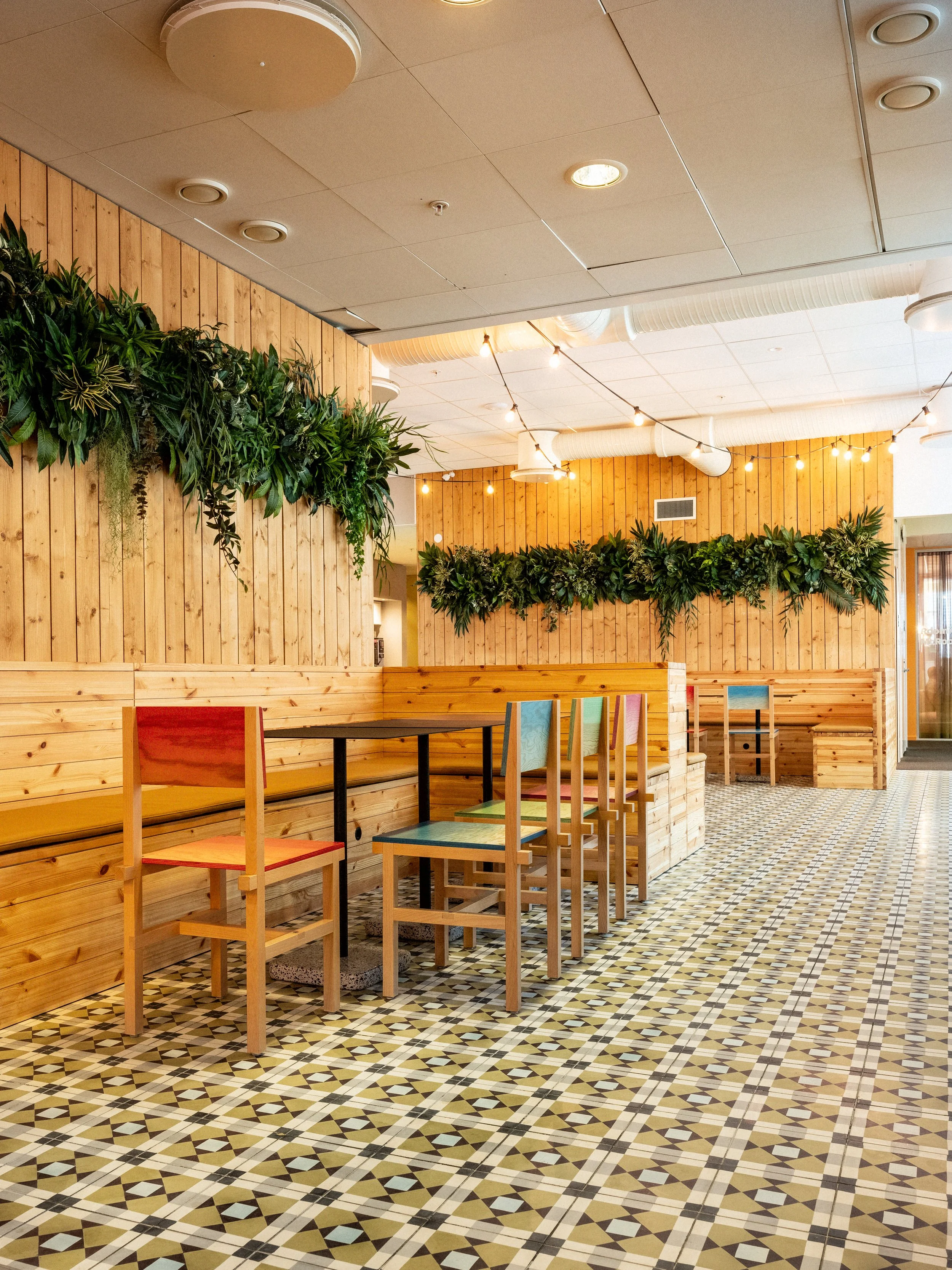 Lunchrum hos Telavox med stolar från blå station.