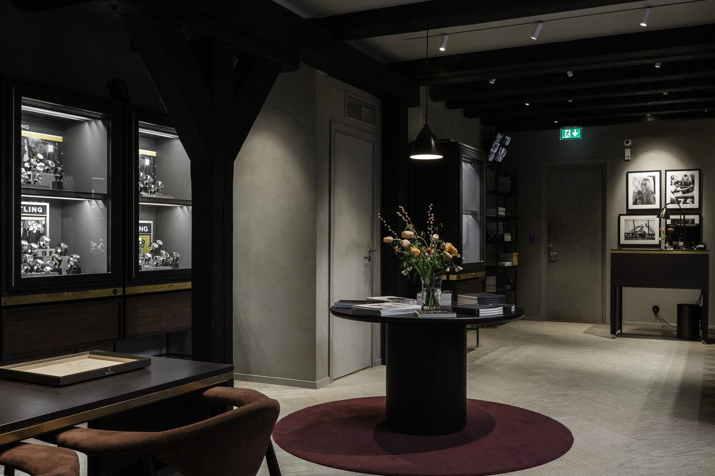 Runt bord centralt placerat med stor blombukett med tulpaner.