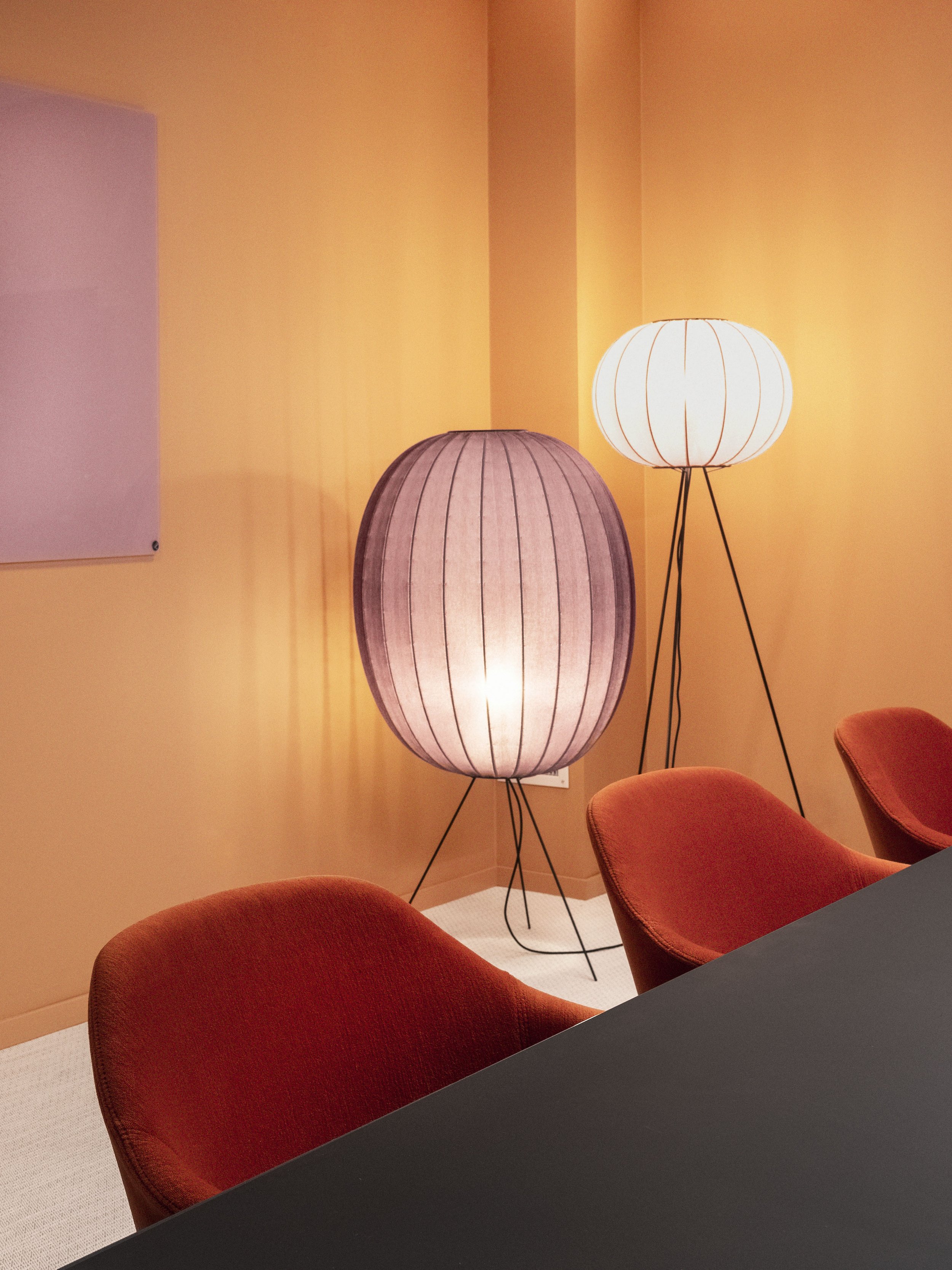 lampor från made by hand I Isadoras mötesrum.