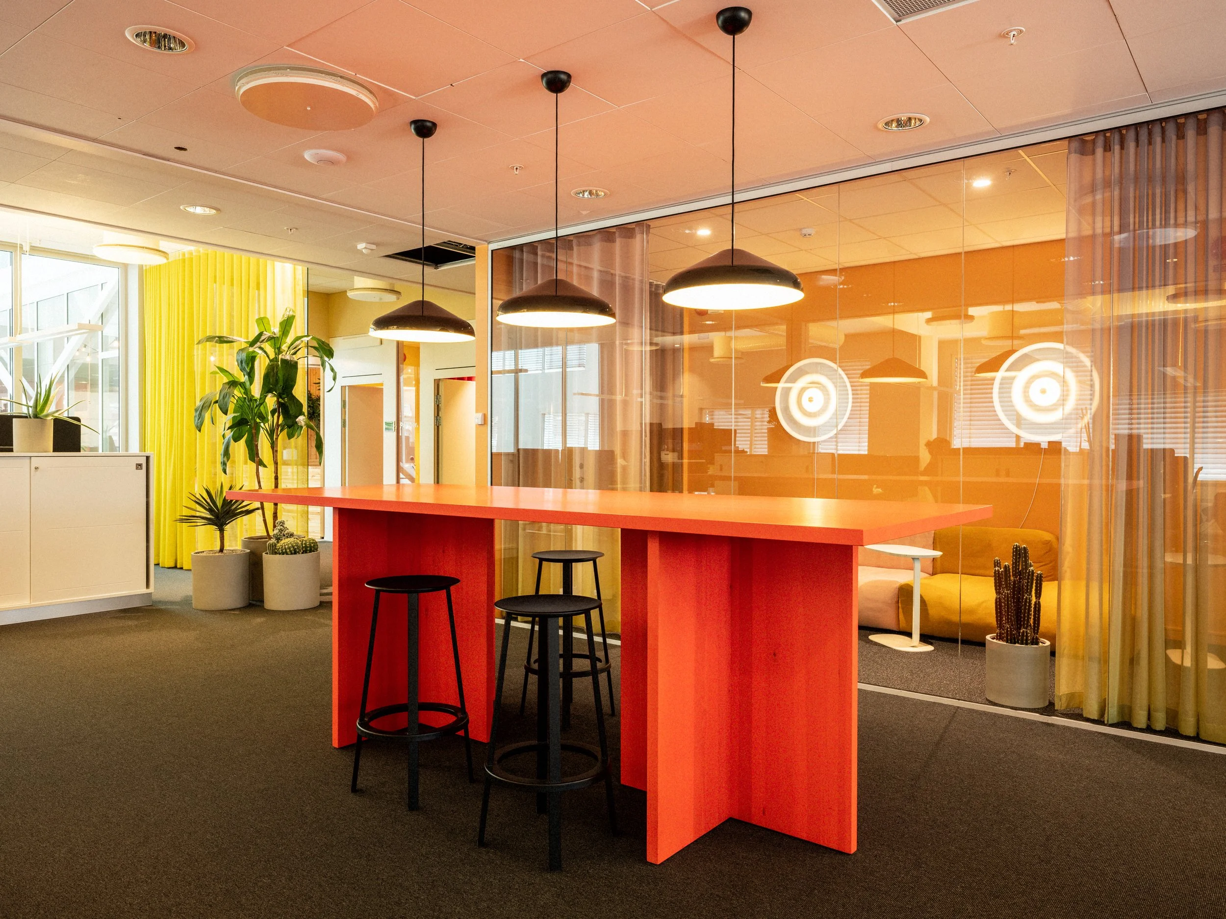 Loungeyta hos Telavox med barstolar från Hay.