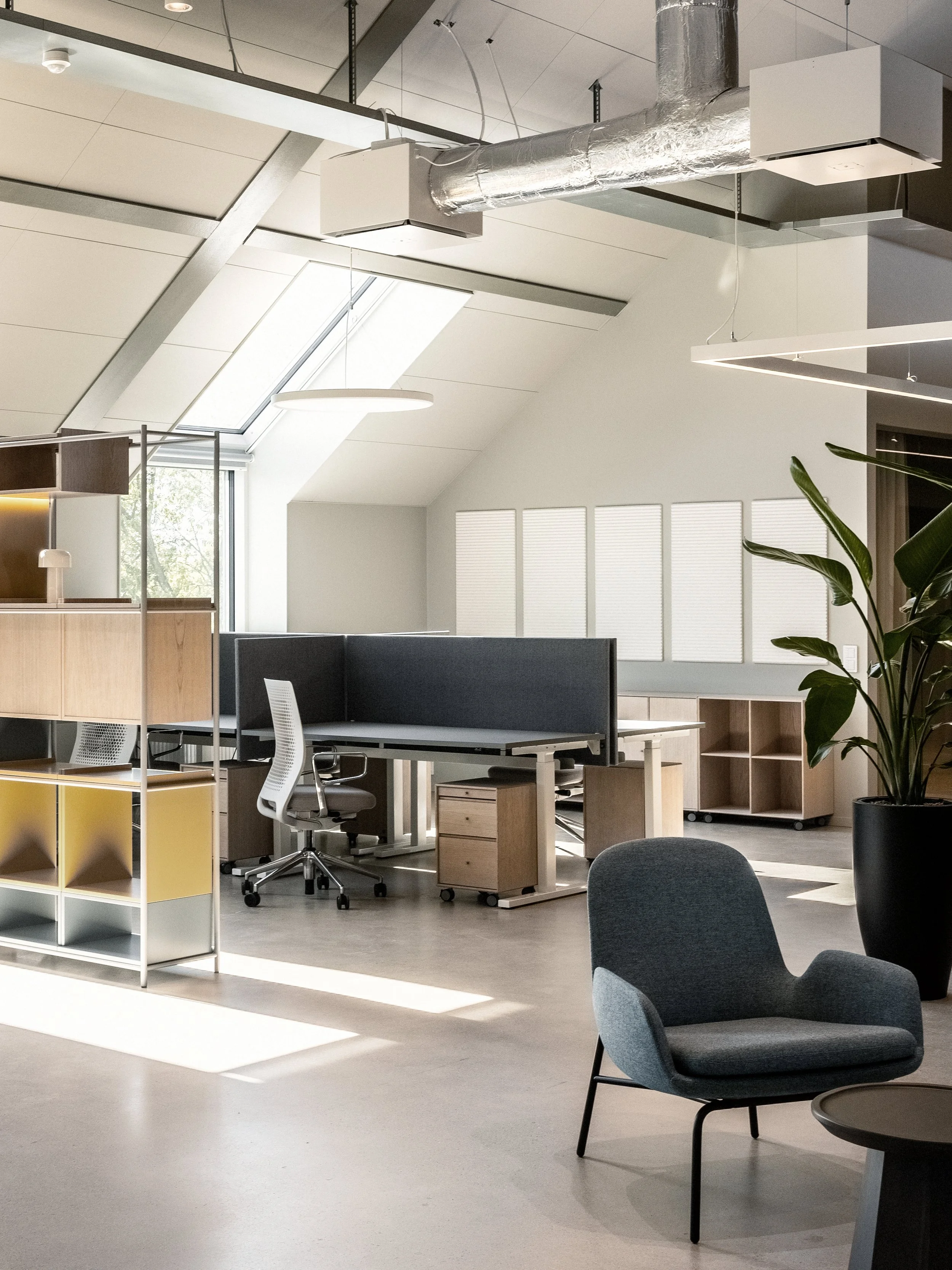 Arbetsplatser och loungeyta med fåtöljer från Normann Copenhagen.