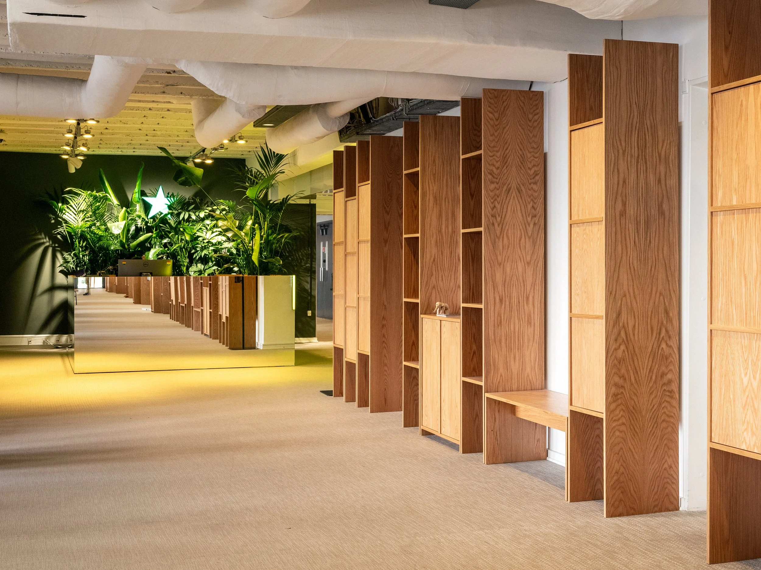 Specialdesignad hylla i ek på Trustpilots kontor i Köpenhamn.