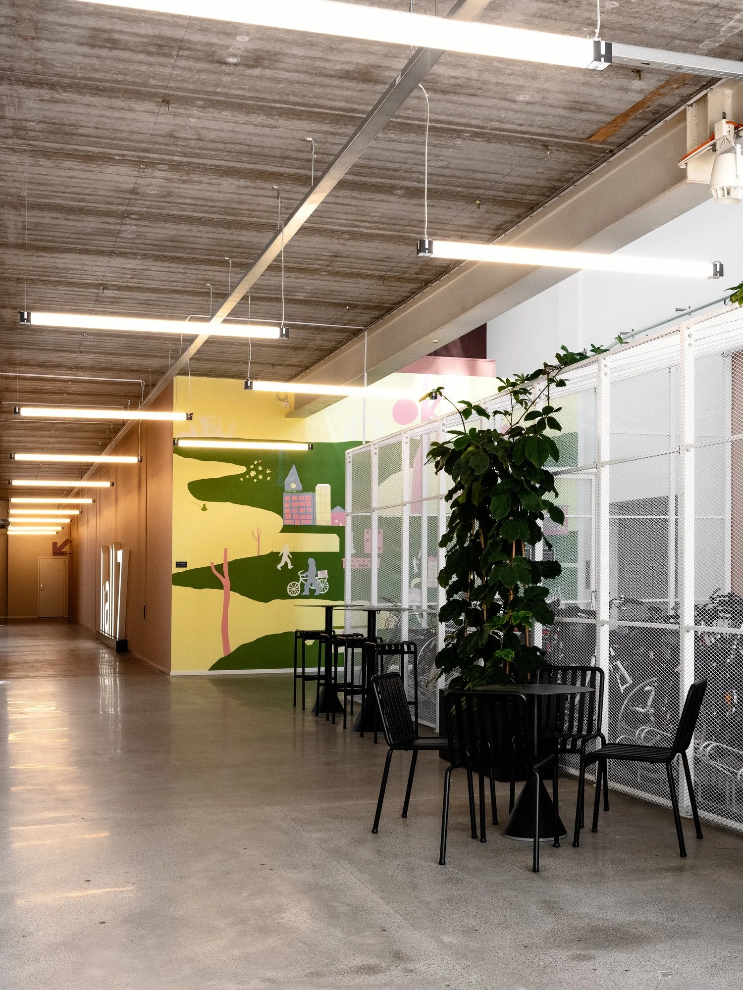 Hall 7 pendlade lysrör i korridor med betongtak