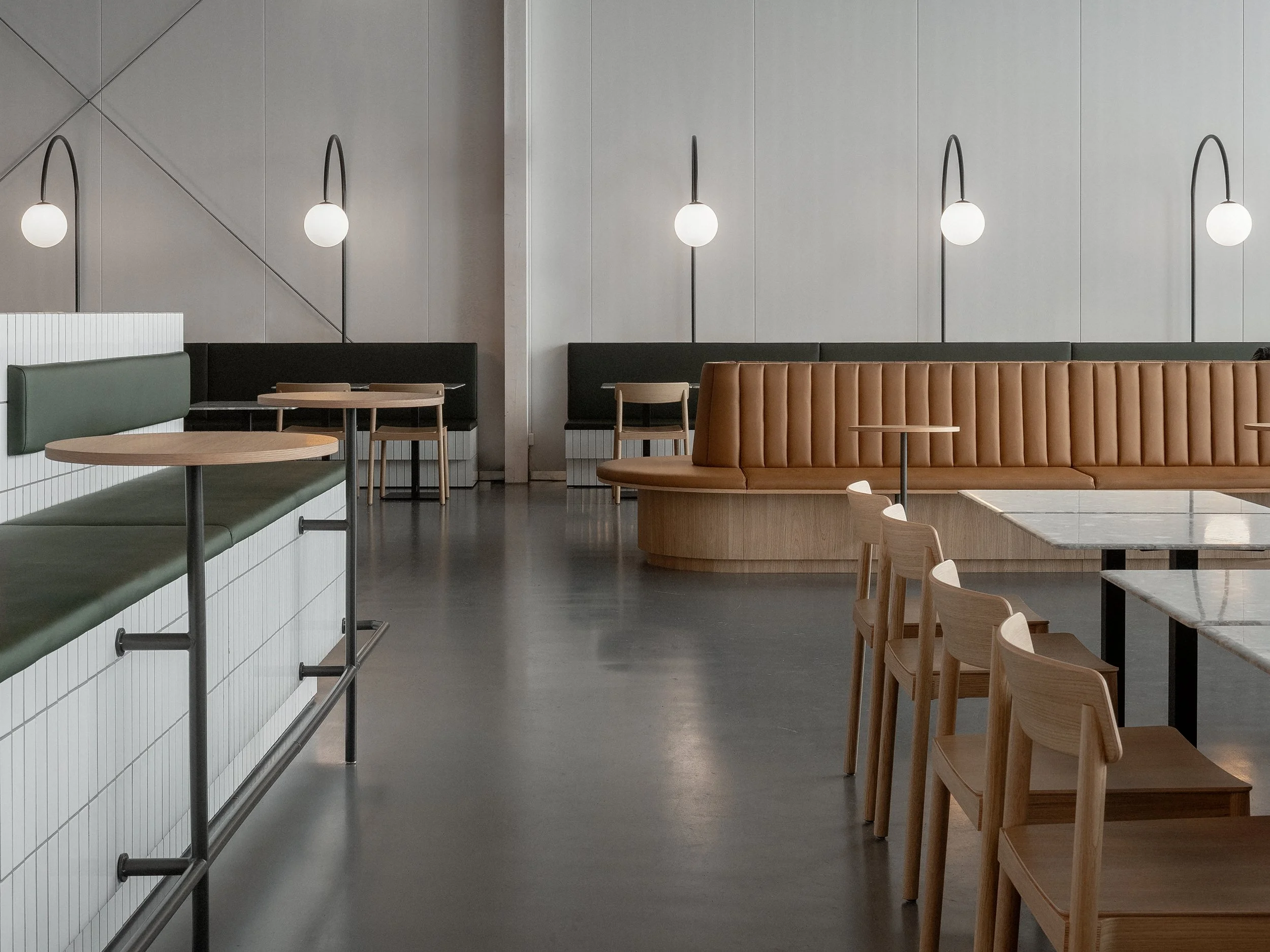 Arenatorget Ängelholm café & restaurang med specialtillverkade soffor och lampor