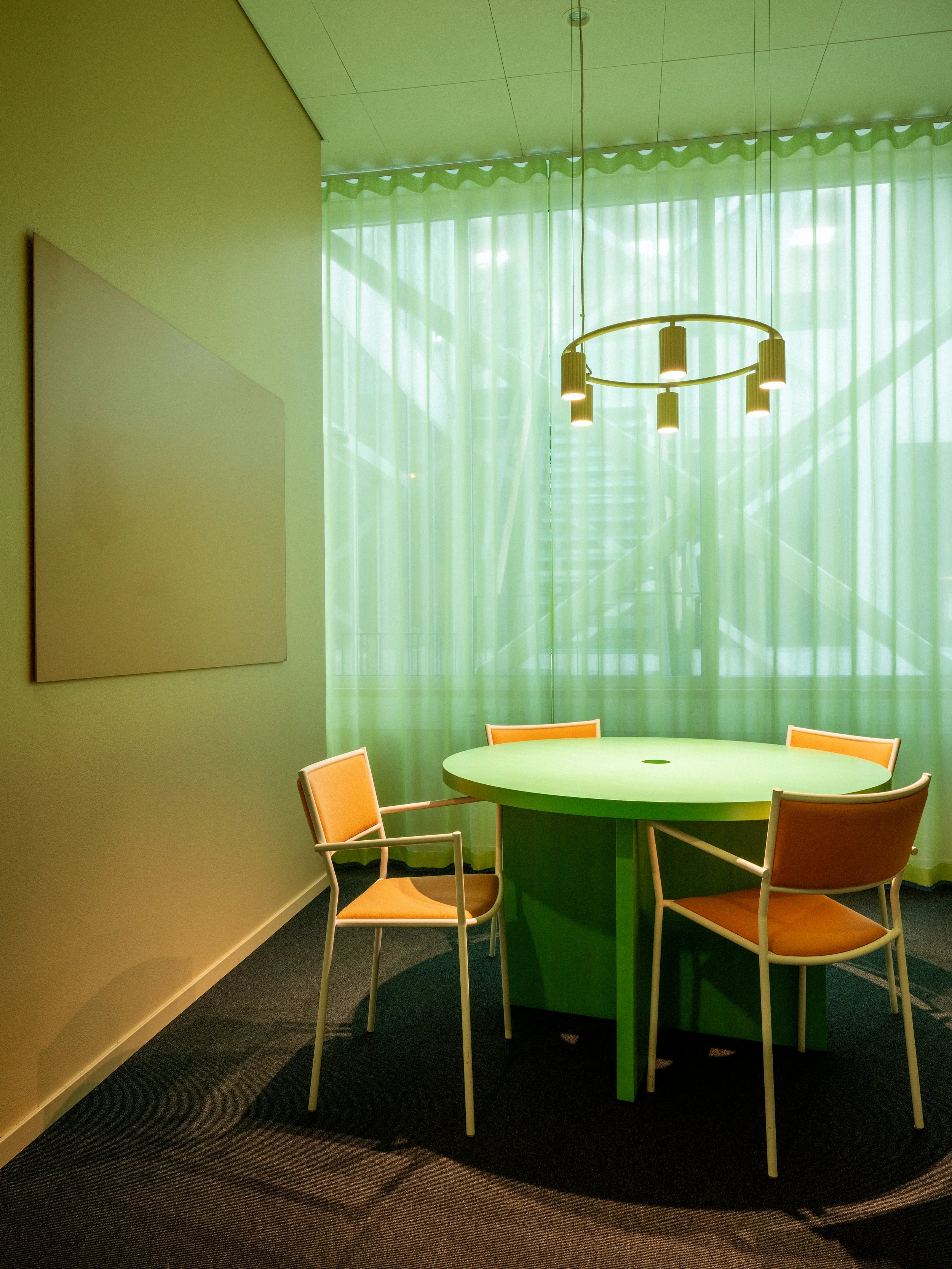 Mötesrum med grönt mötesbord i Telavox huvudkontor.