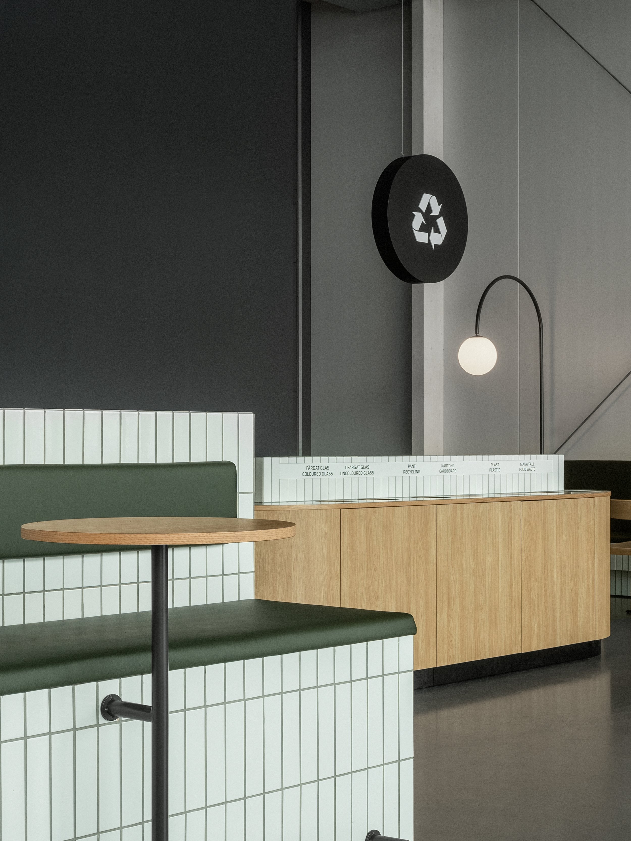 Arenatorget Ängelholm kaklad bänk och avfallsstation med pendlad Retur-skylt