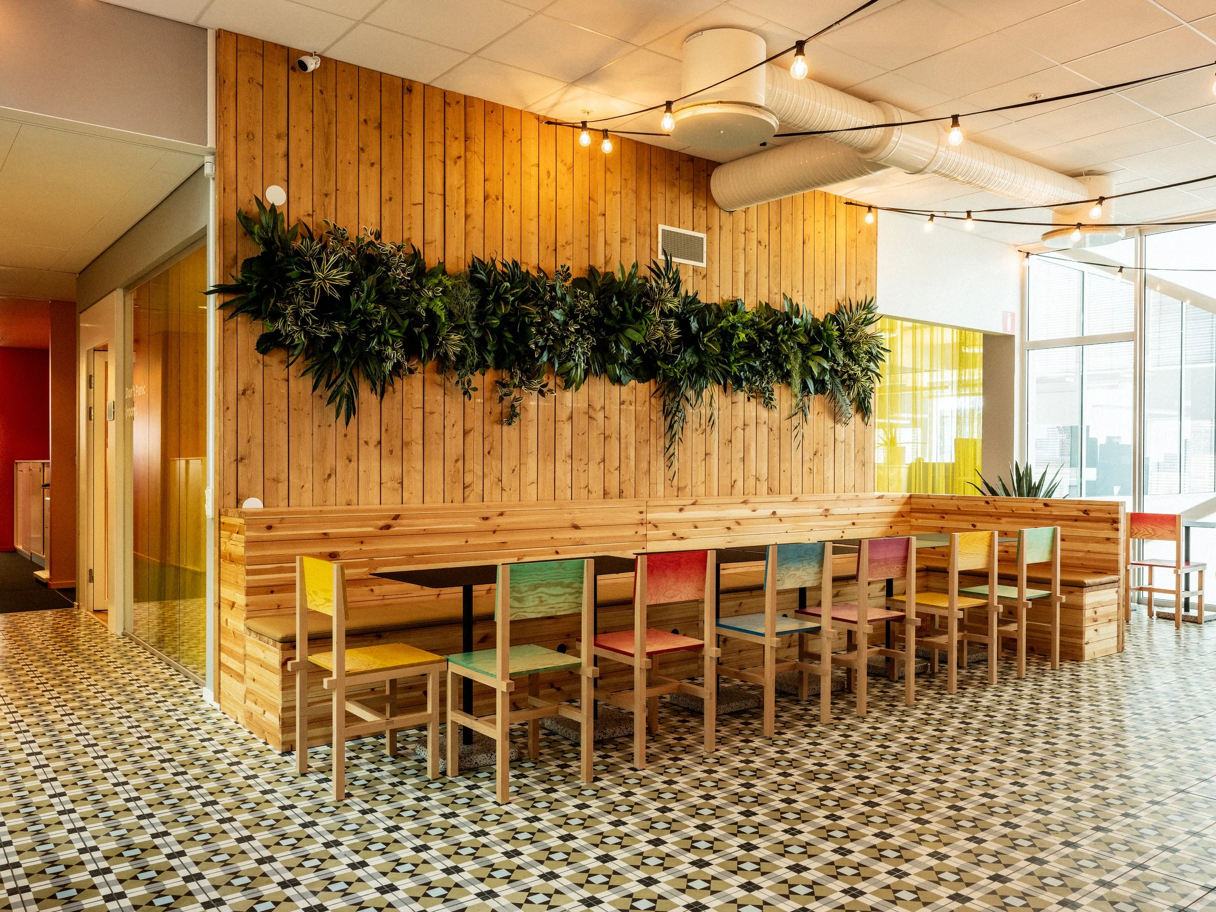 Lunchrum hos Telavox med kaklat golv i marockanskt kakel.