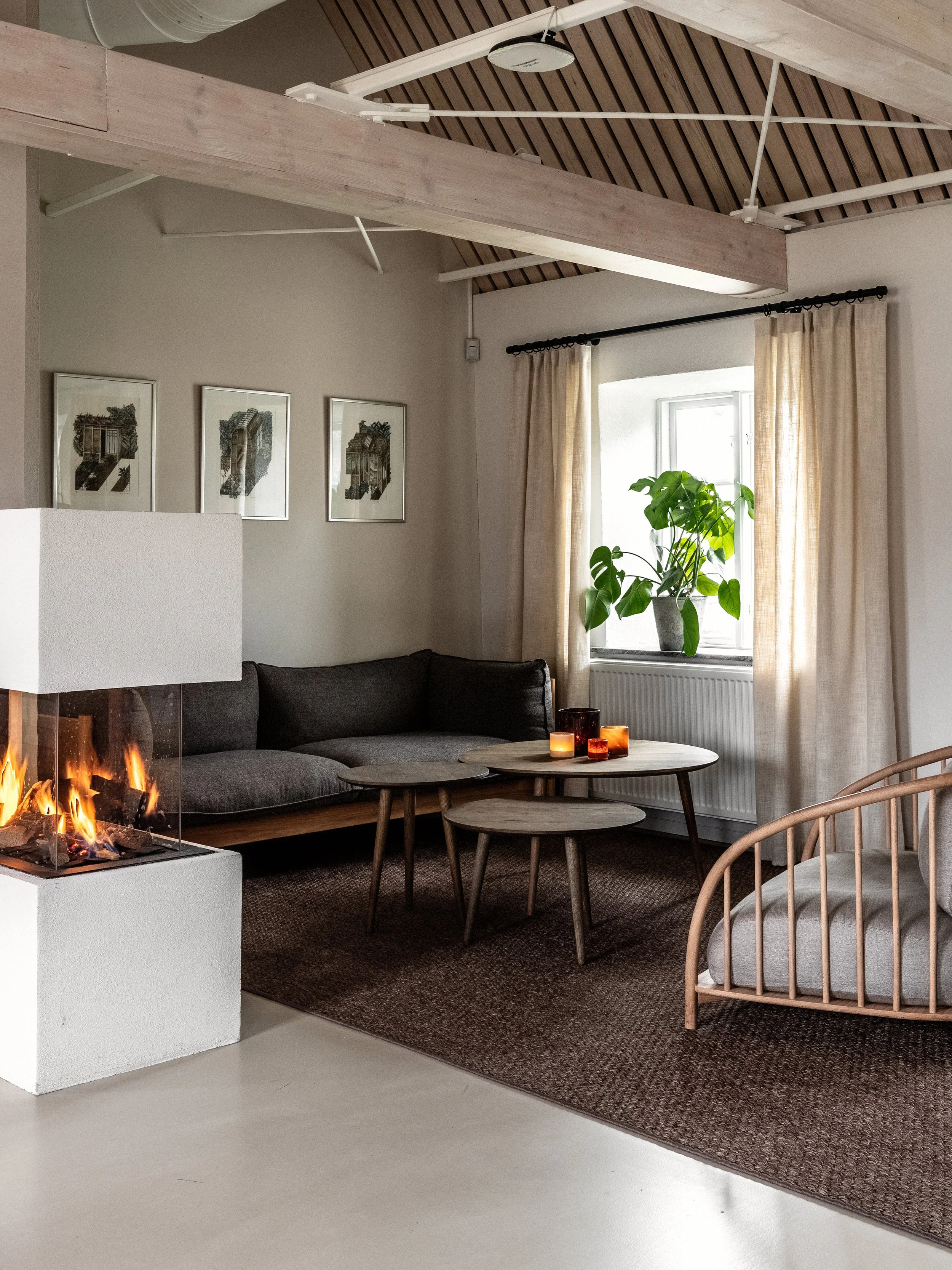 Soffa i lounge med öppenspis hos Vellingebostäder i Vellinge.