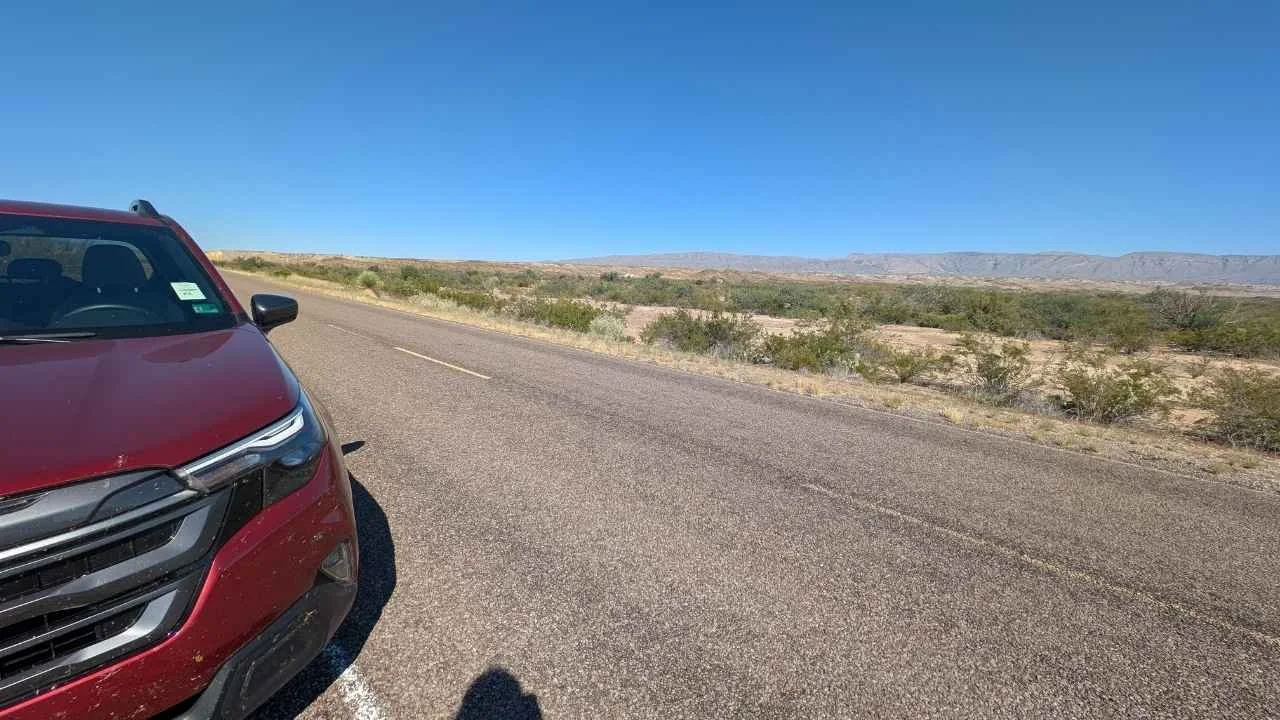 Roter SUV am Strassenrand in Texas Wueste