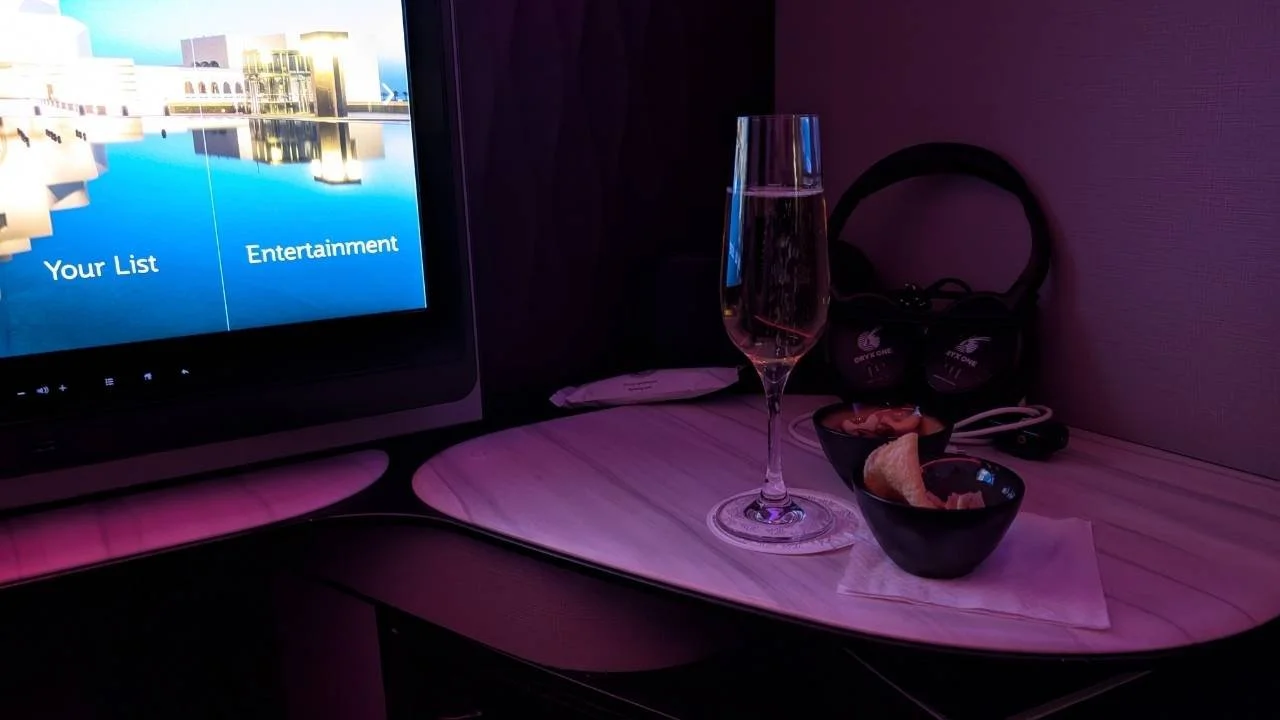 QSuite-Kabine-mit-Champagnerglas-und-Snacks