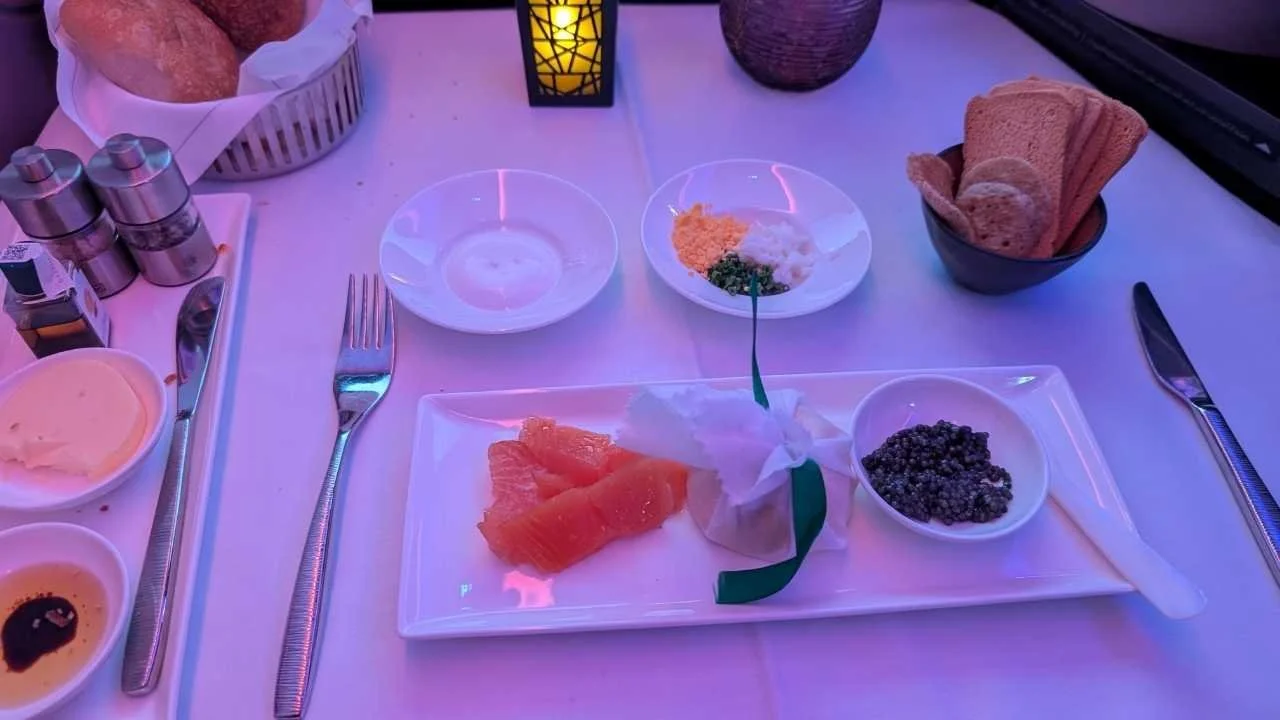 Lachs-und-Kaviar-an-gedeckten-Tisch-im-Flugzeug