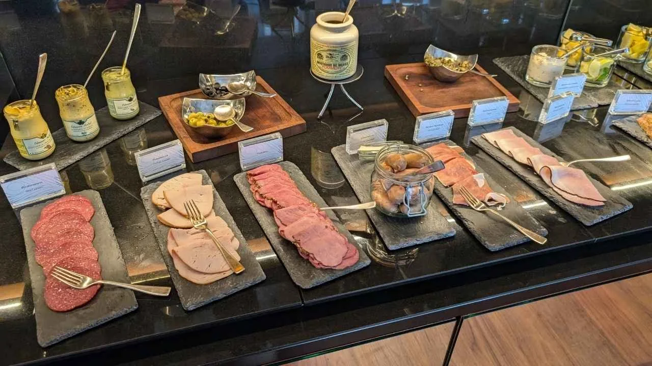 Auswahl an verschiedenen Wurst- und Fleischsorten von Fruestuecksbueffet Waldorf Astoria Berlin