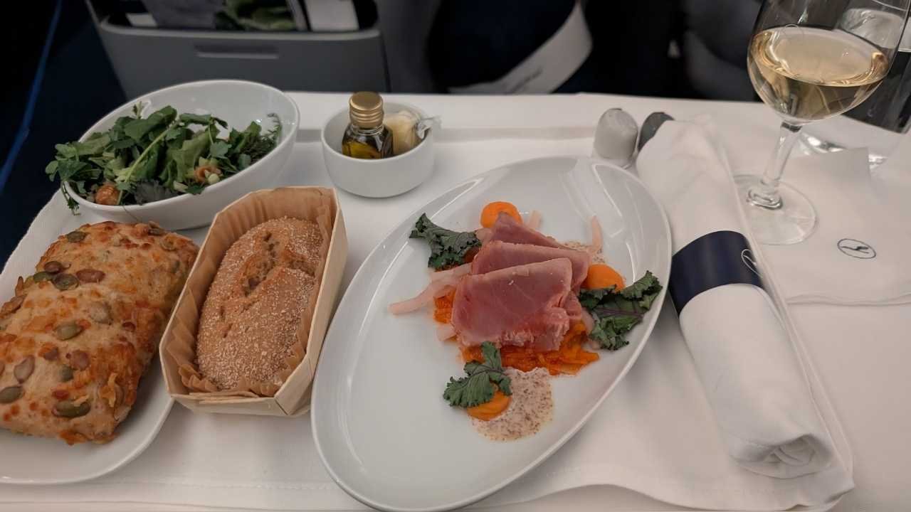 Thunfischvorspeise  mit Brot Salat Lufthansa Business Class