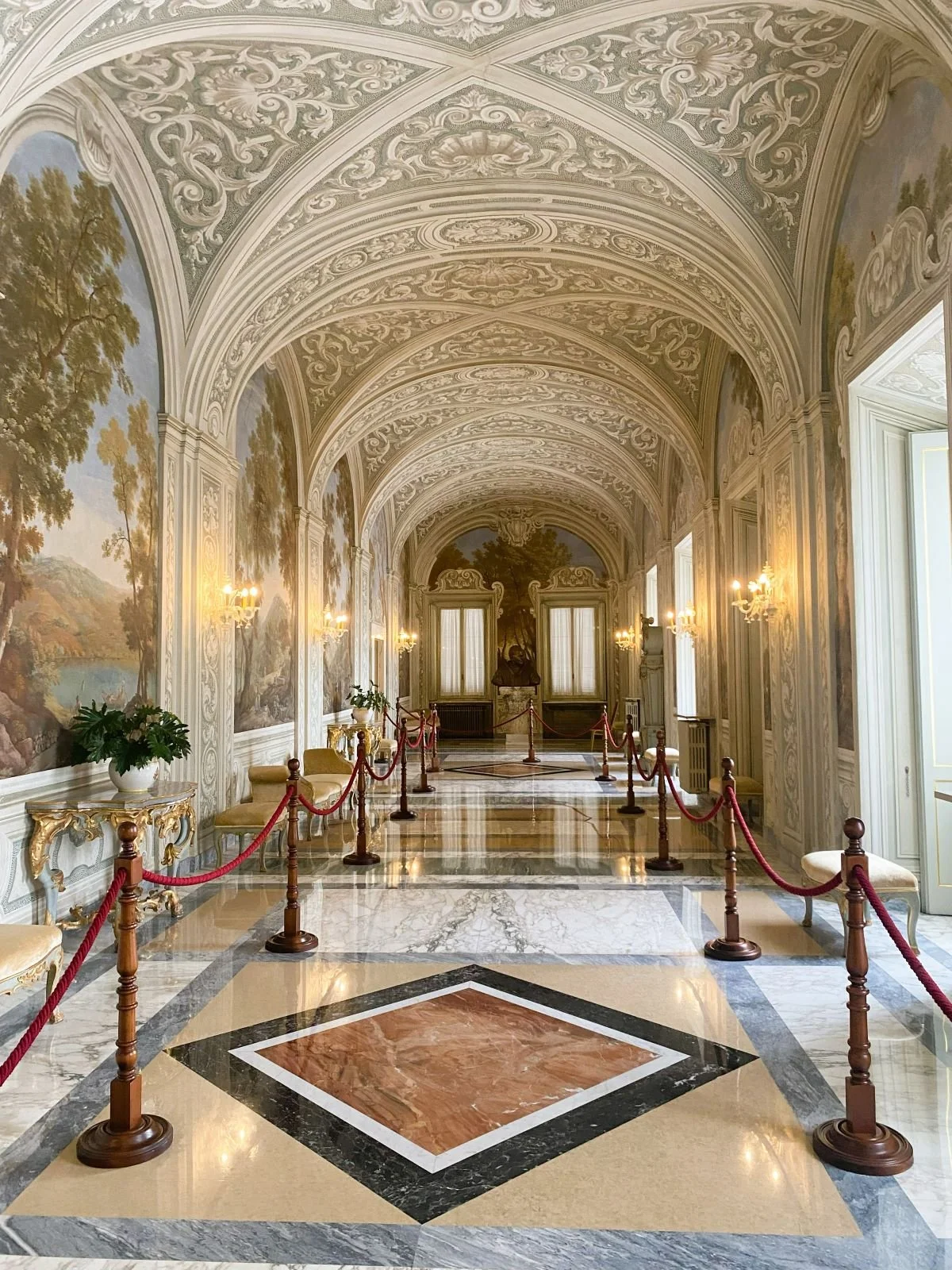 Flur_Sommerresidenz_Castel_Gandolfo.jpg
