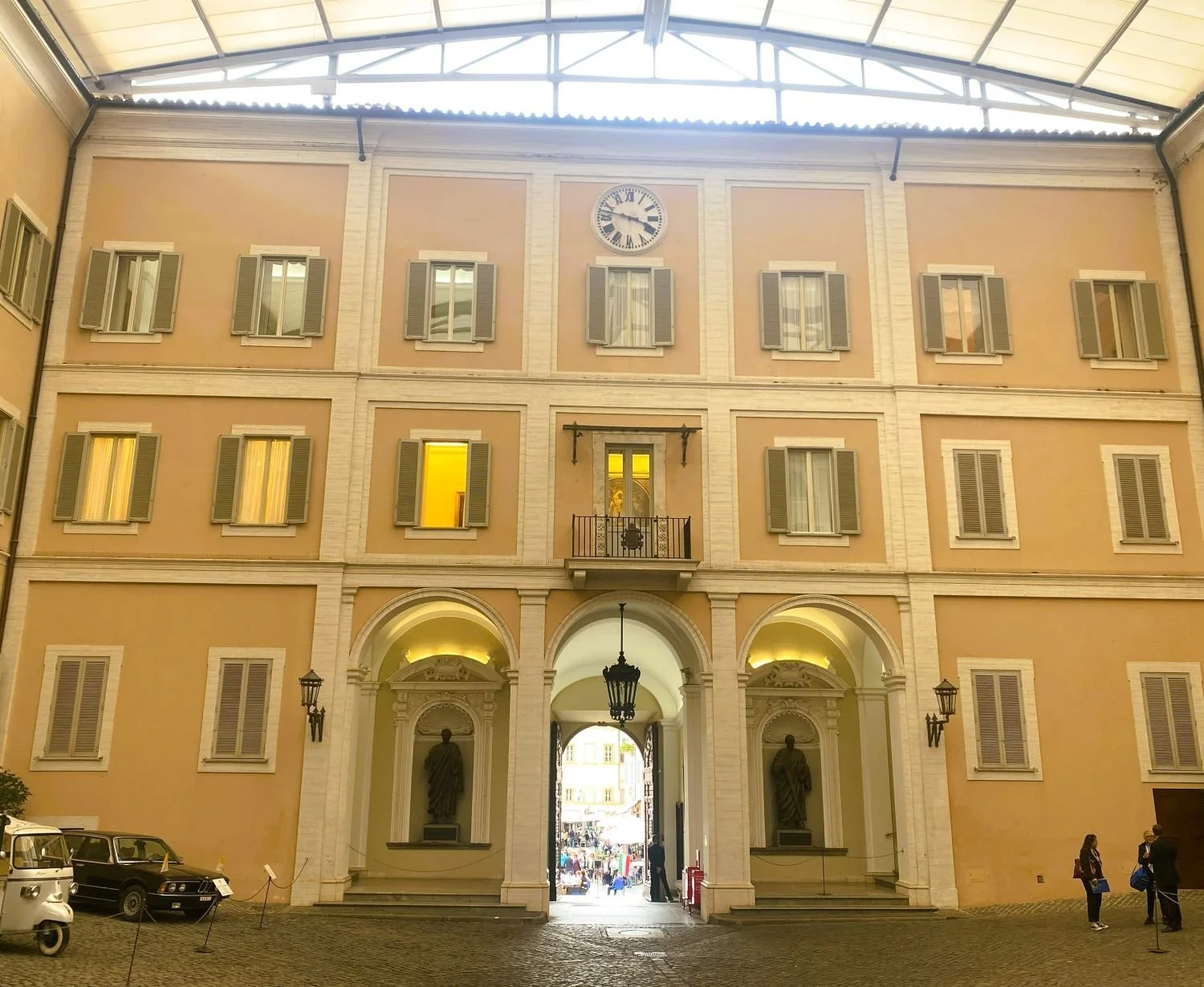 Innenhof_Sommerresidenz_Papst_Castel_Gandolfo.jpg