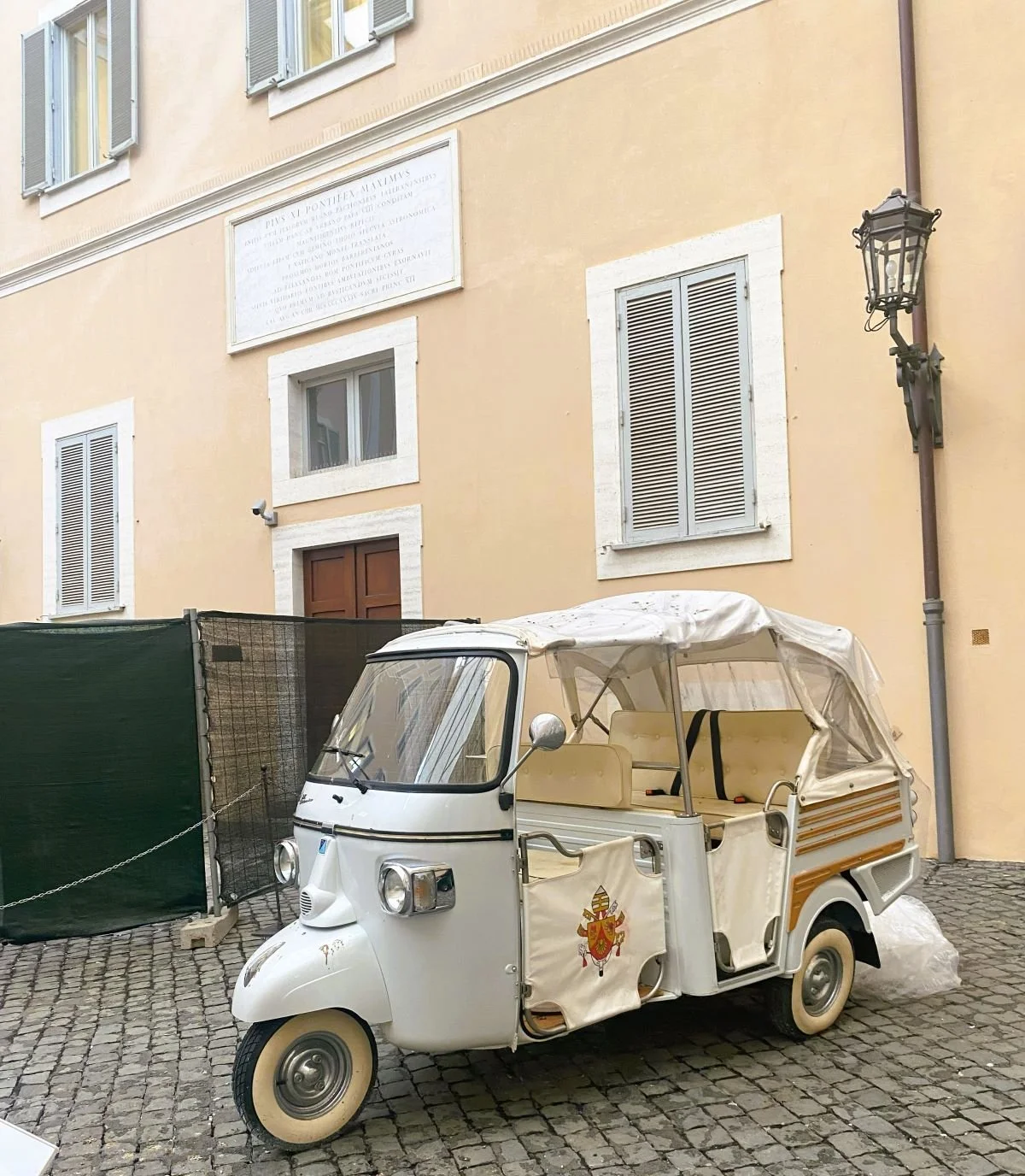 Papa-Mobil_Castelgandolfo.jpg