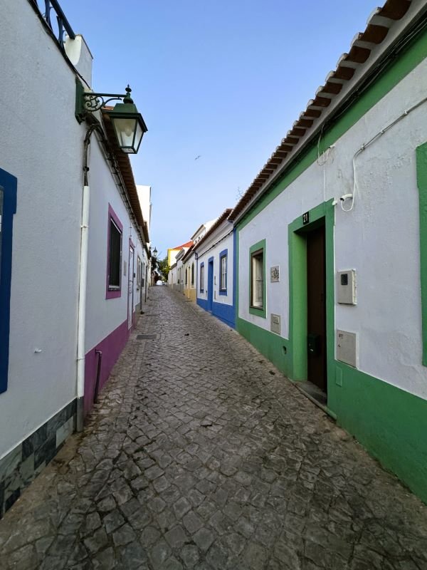 Bunte Gasse in Ferragudo