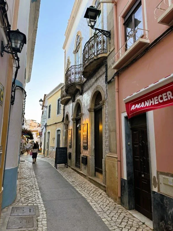 Weitere Gasse in der Altstadt von Ferragudo