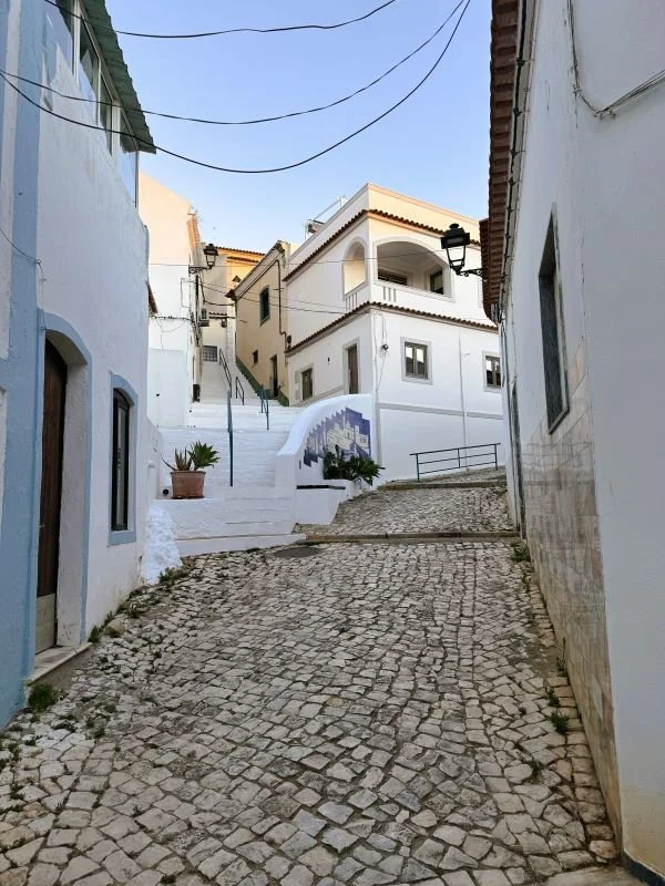 Weg zur Igreja Matriz de Ferragudo (Kirche)