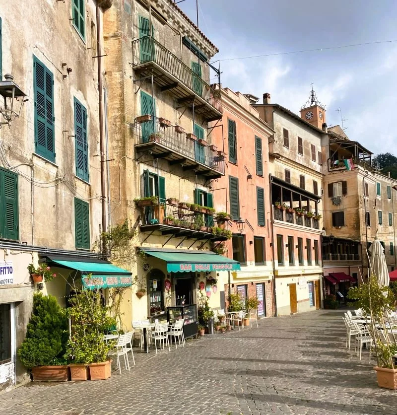 Nemi Altstadt mit Cafe