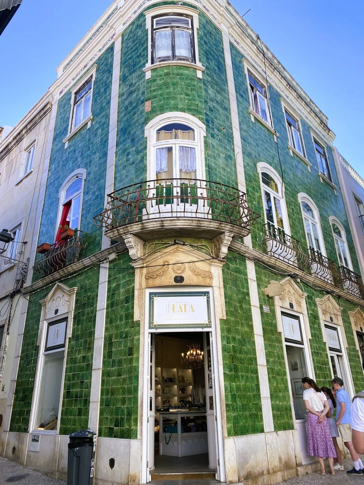 Historisches grünes Azulejos-Haus mit Balkonen an der Praça Luís de Camões in der Altstadt von Lagos.