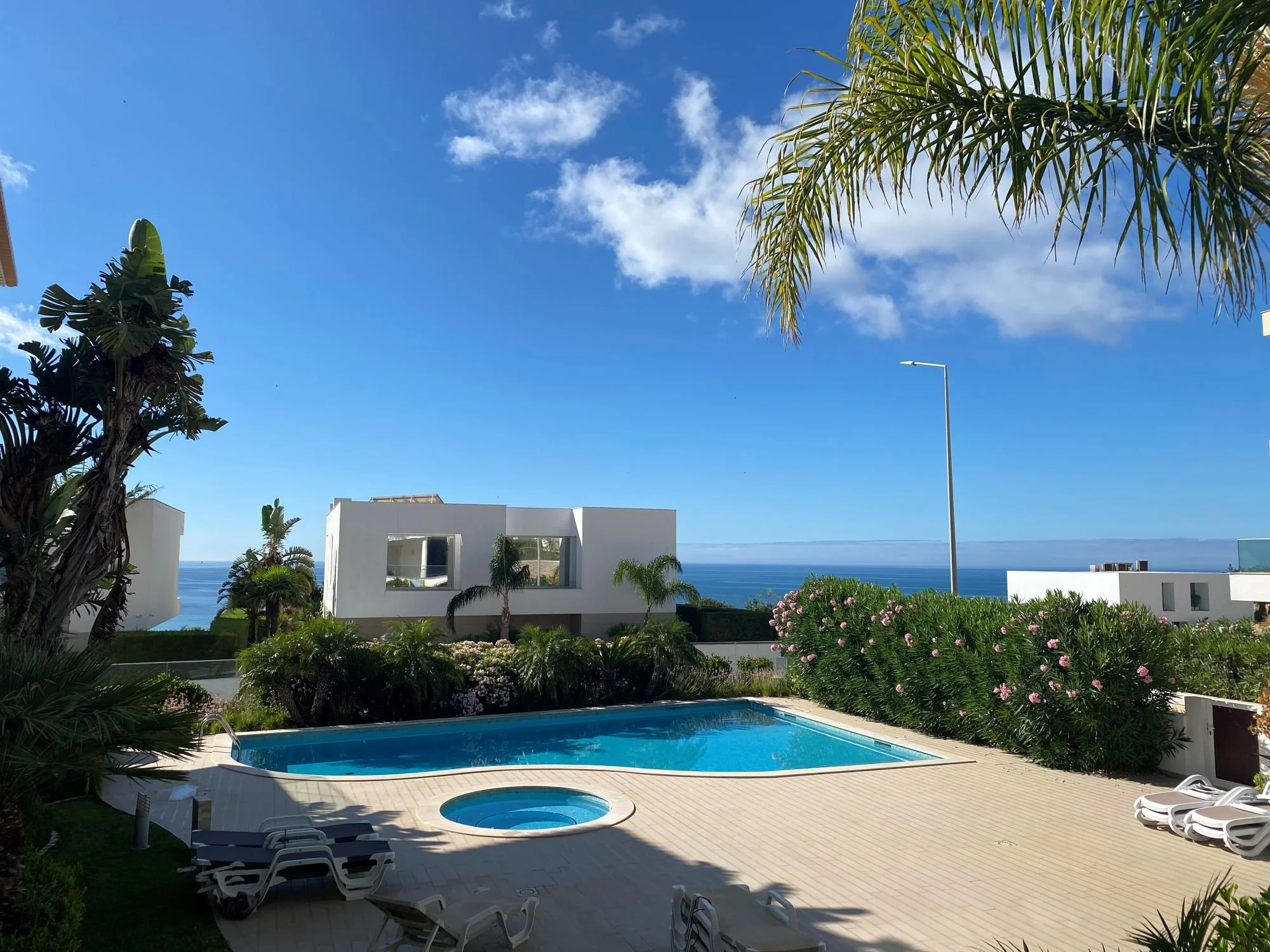 Gemeinschaftspool einer modernen Apartmentanlage in Porto de Mós bei Lagos an der Algarve.