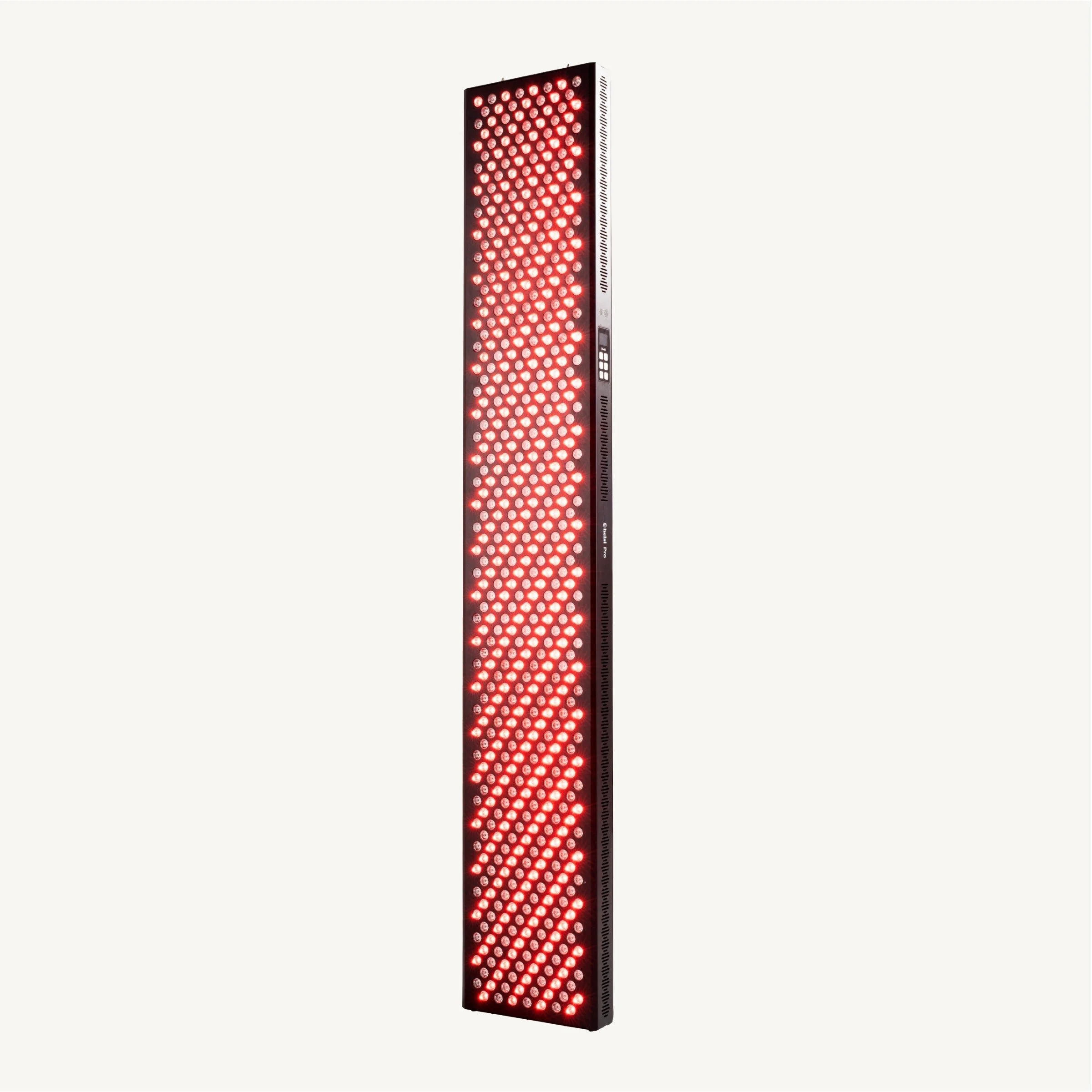 Lange Infrarot- und Rotlicht-Therapielampe vor einem hellen Hintergrund. Die Lampe zeigt zahlreiche leuchtende rote LEDs.