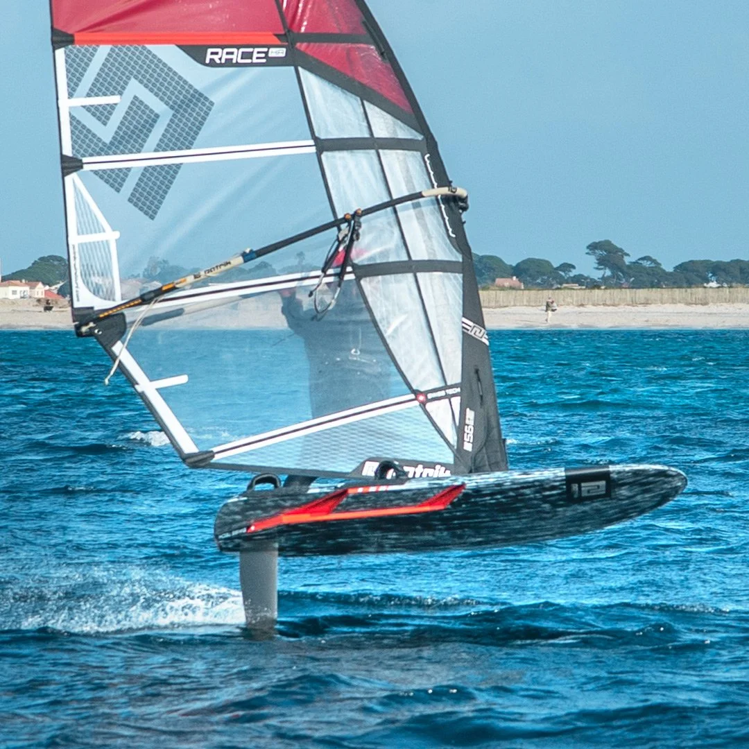 Windsurf vs Windfoil : Quelles différences et pourquoi vous devriez essayer ?