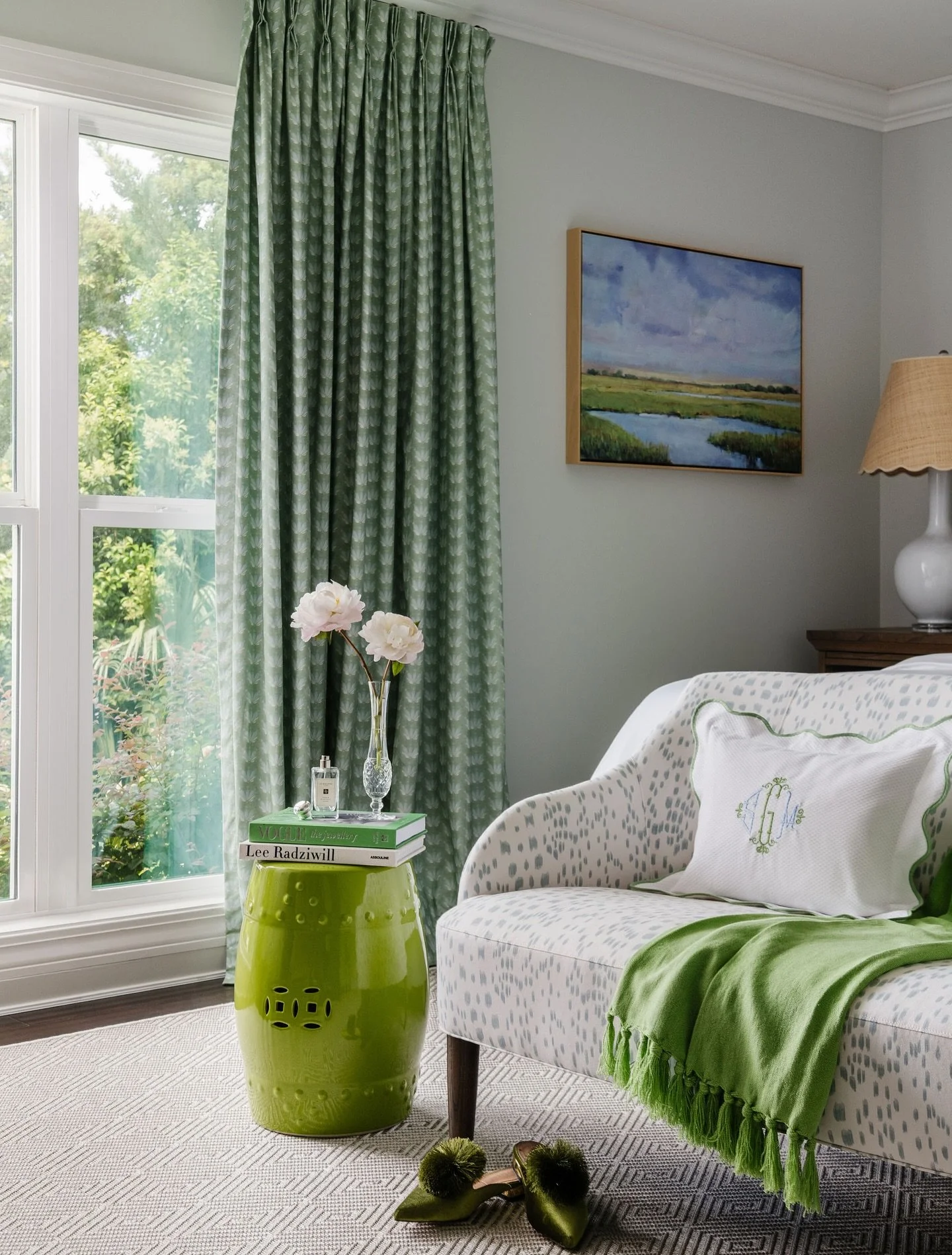 Riverside retreat 🌾 Inspired by its surroundings of calming coastal blues and greens. 

📸 @polinapigulevskyphoto 

#Coastalbedroom #FLbedroom #bluebedroom #FLinteriordesign #jacksonvilleinteriordesign #jacksonville