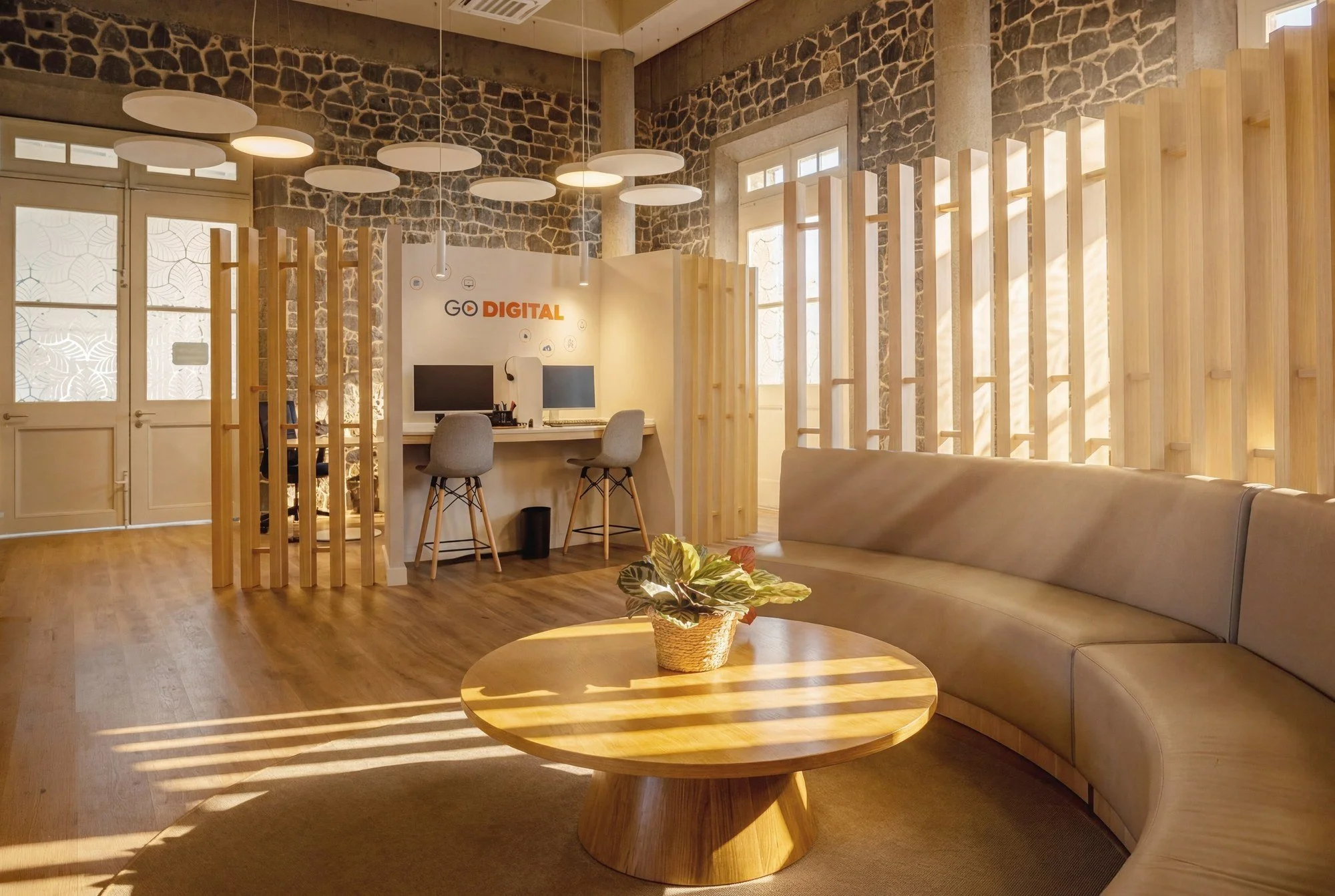 Espace d’accueil des bureaux MUA VUT, architecture intérieure en bois et lumière naturelle.