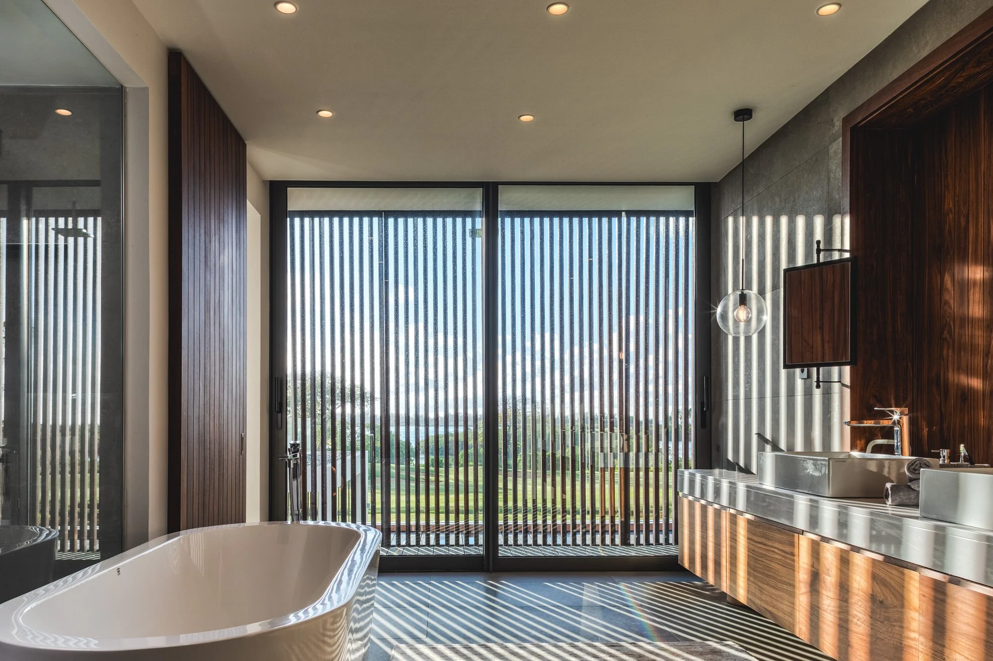 Villa G4 à Maurice, espace de vie et architecture contemporaine lumineuse. Bright contemporary Villa G4 architecture and interiors in Mauritius.
