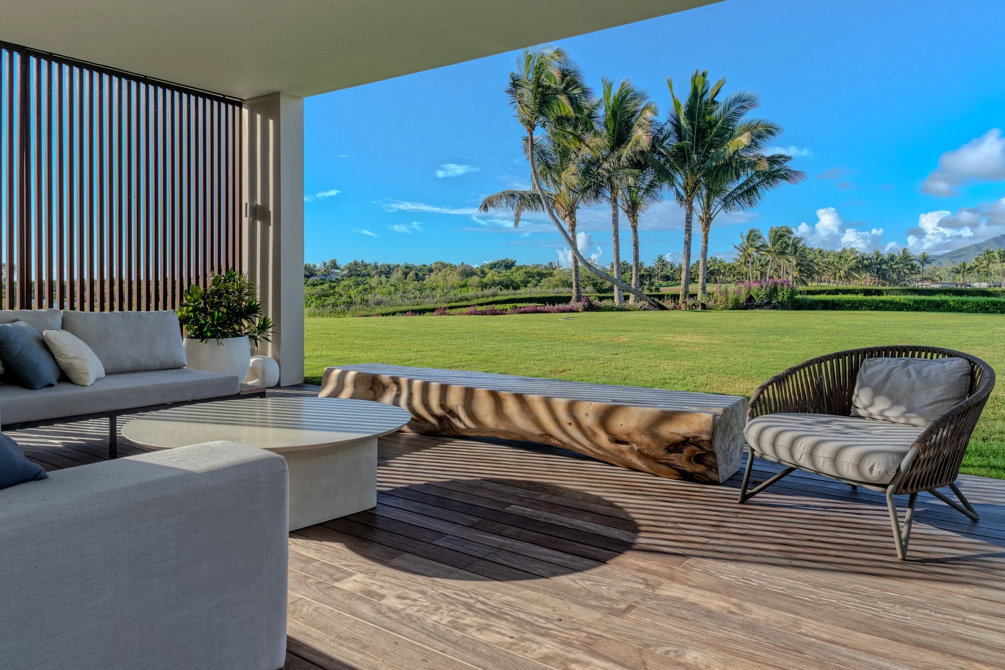 Villa G4 à Maurice, façade et volumes résidentiels contemporains. Contemporary residential architecture of Villa G4 in Mauritius.