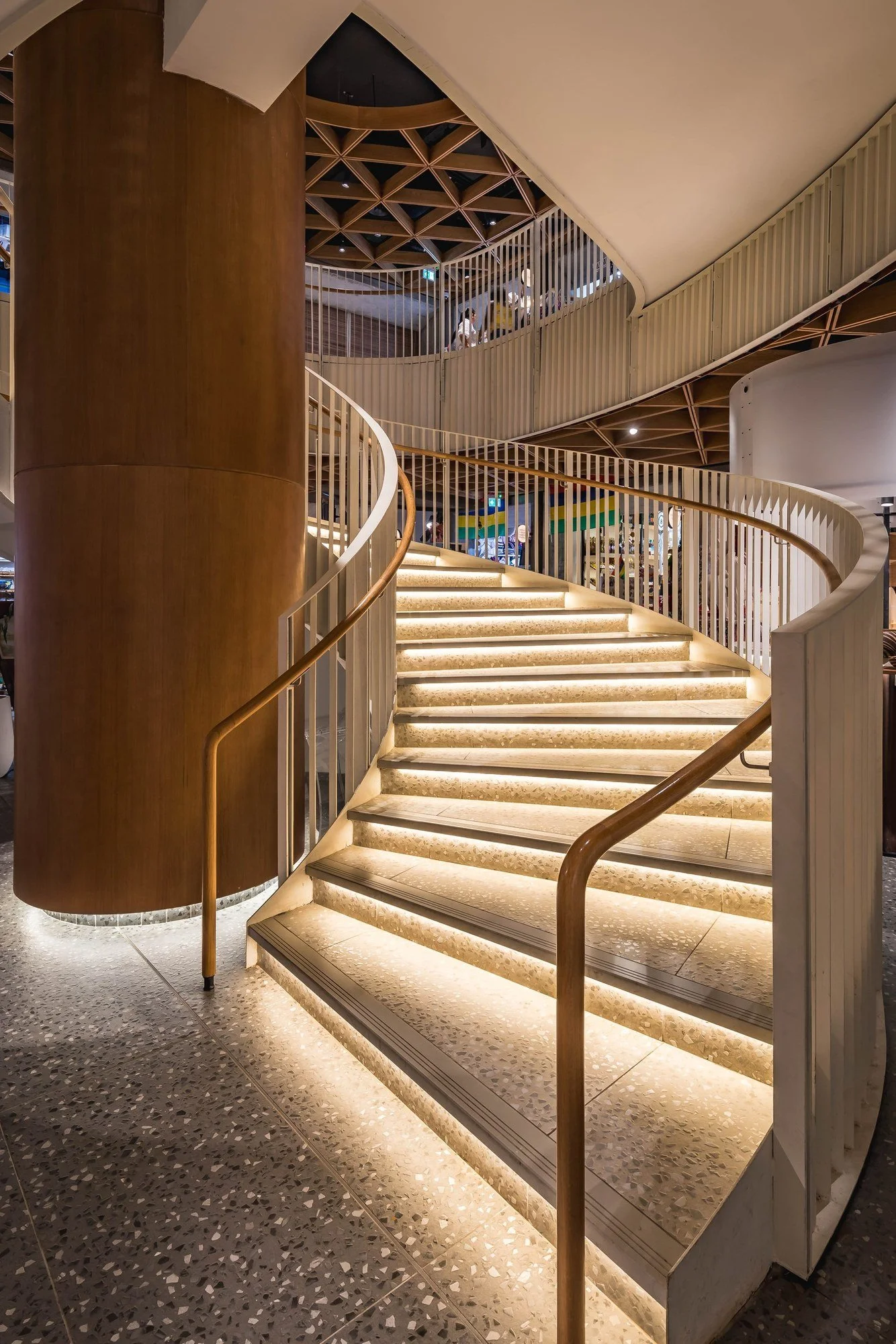 Escalier sculptural en bois et métal au Caudan Arts Centre, photographie d’architecture intérieure.