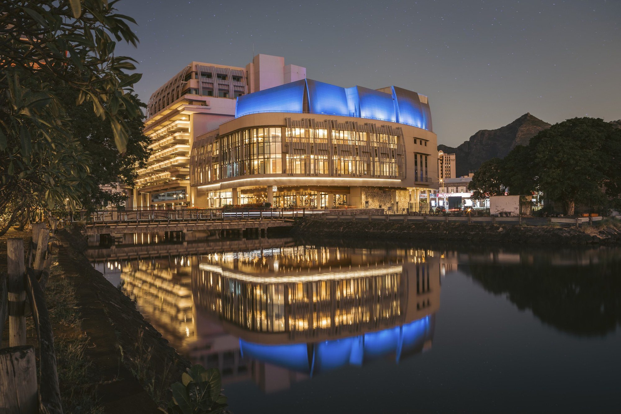 Vue extérieure au crépuscule de l’Art Center du Caudan à Port-Louis, photographie d’architecture par Jean Jacques Fabien.