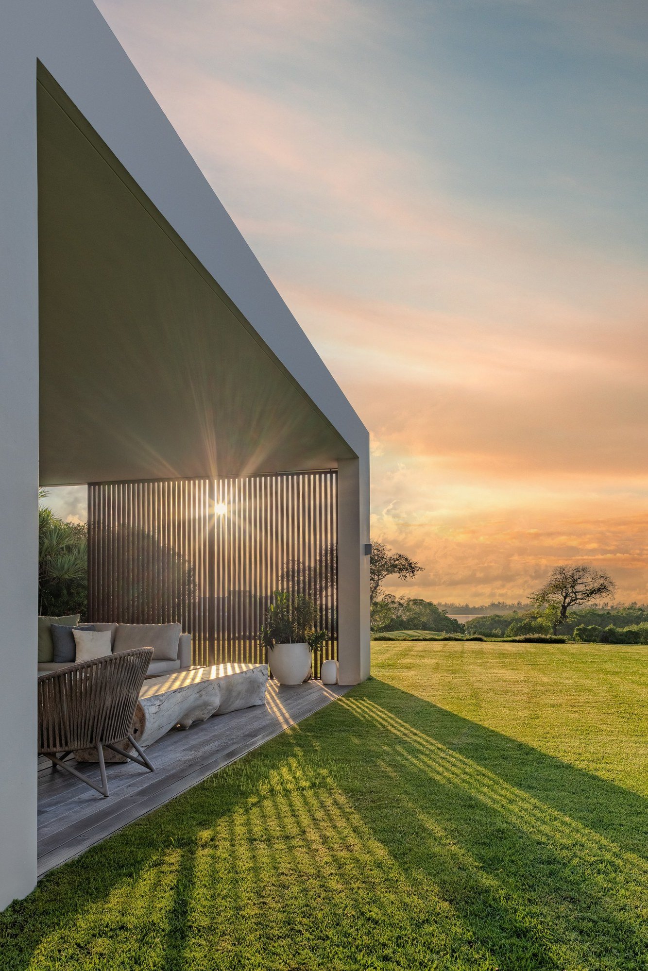 Terrasse contemporaine de la villa G4 face au paysage mauricien au coucher du soleil.