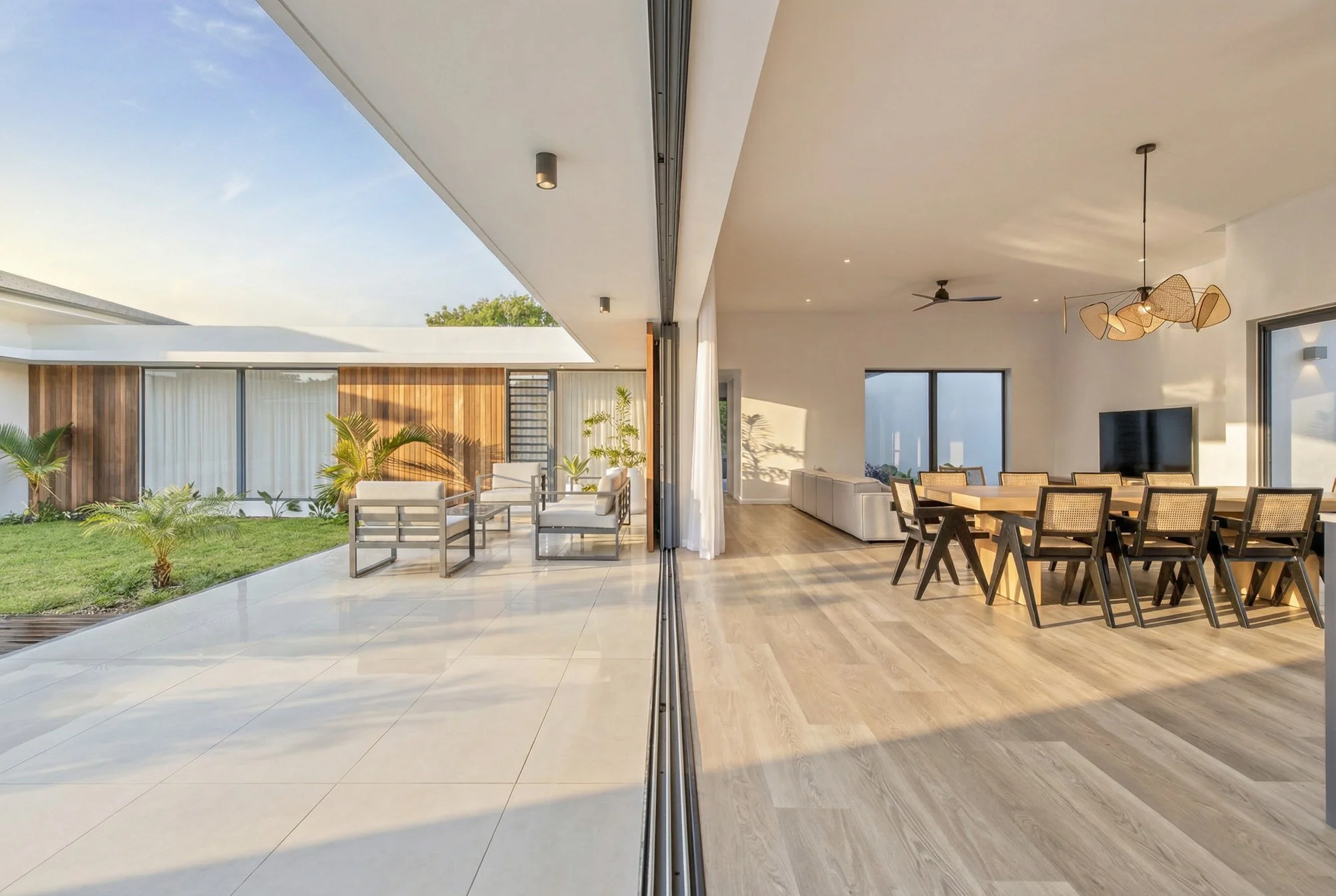 Villa Lots à Maurice, architecture de villa contemporaine et espaces de vie. Contemporary villa architecture and interiors in Mauritius.