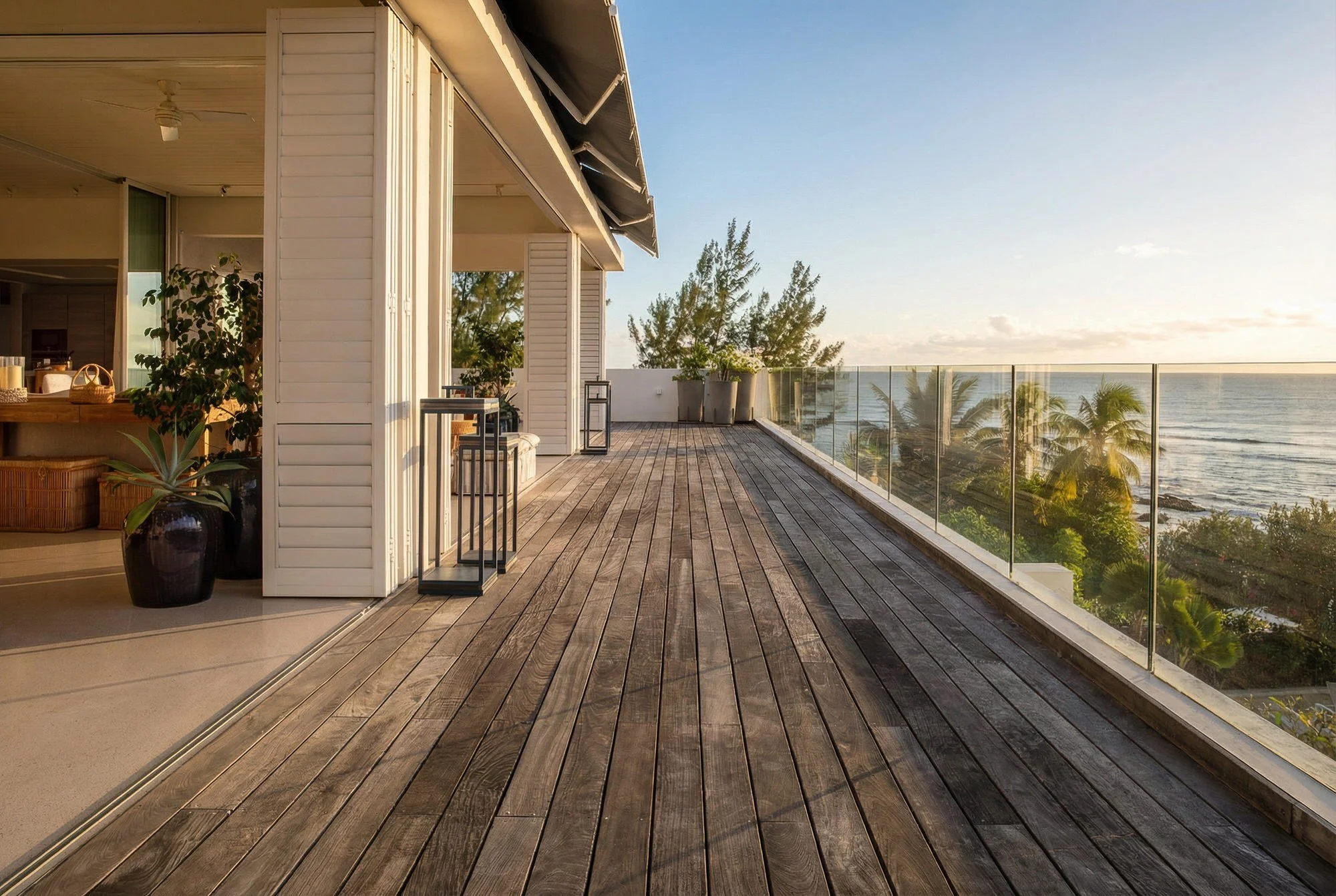 Grande terrasse en bois de la Villa Tides avec vue panoramique sur l’océan Indien.