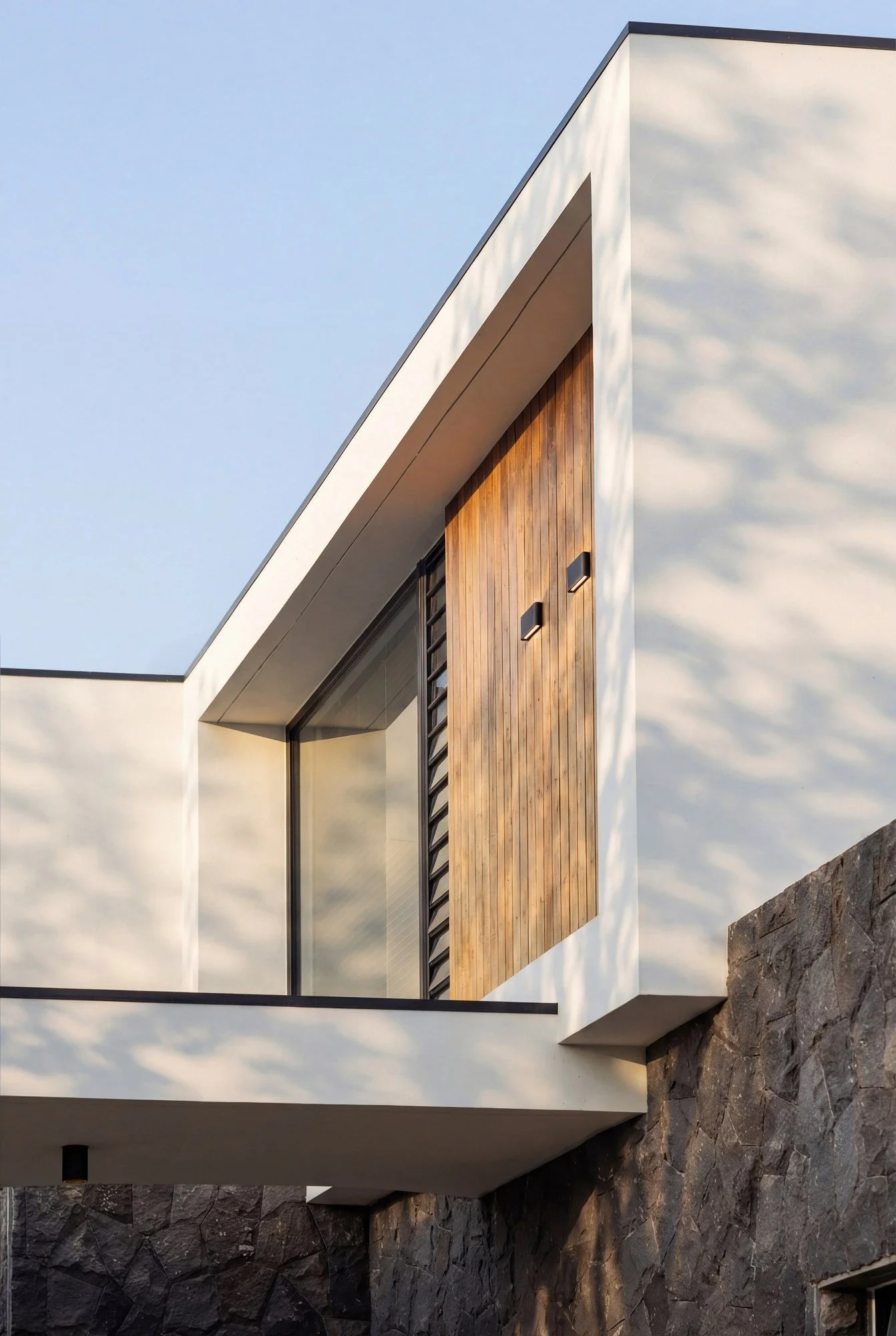 Détail de façade en bois de la Chikooree House, architecture résidentielle contemporaine à Maurice.