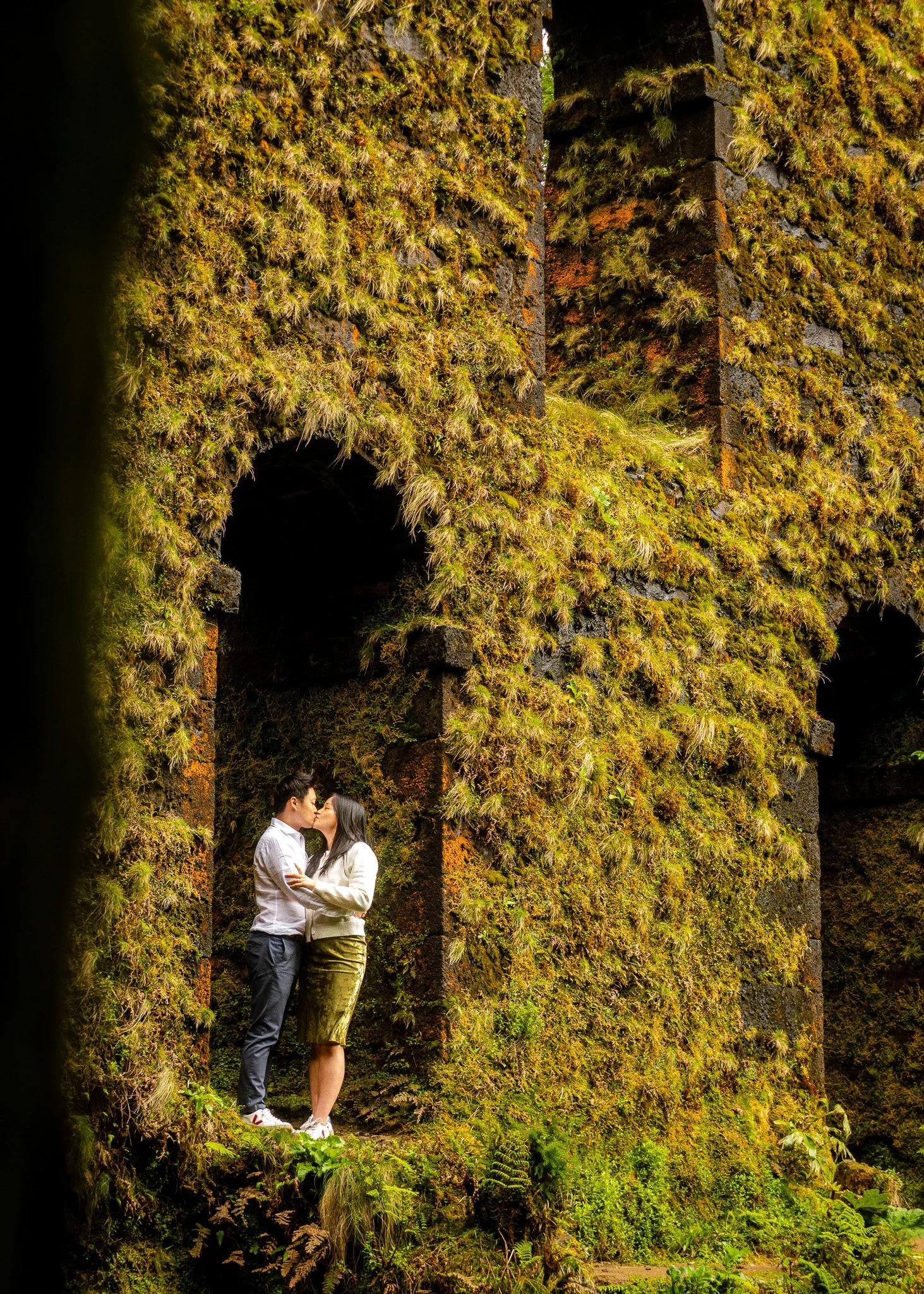 azores-photographer-couple-photoshoot-sete-cidades-ruins.jpg
