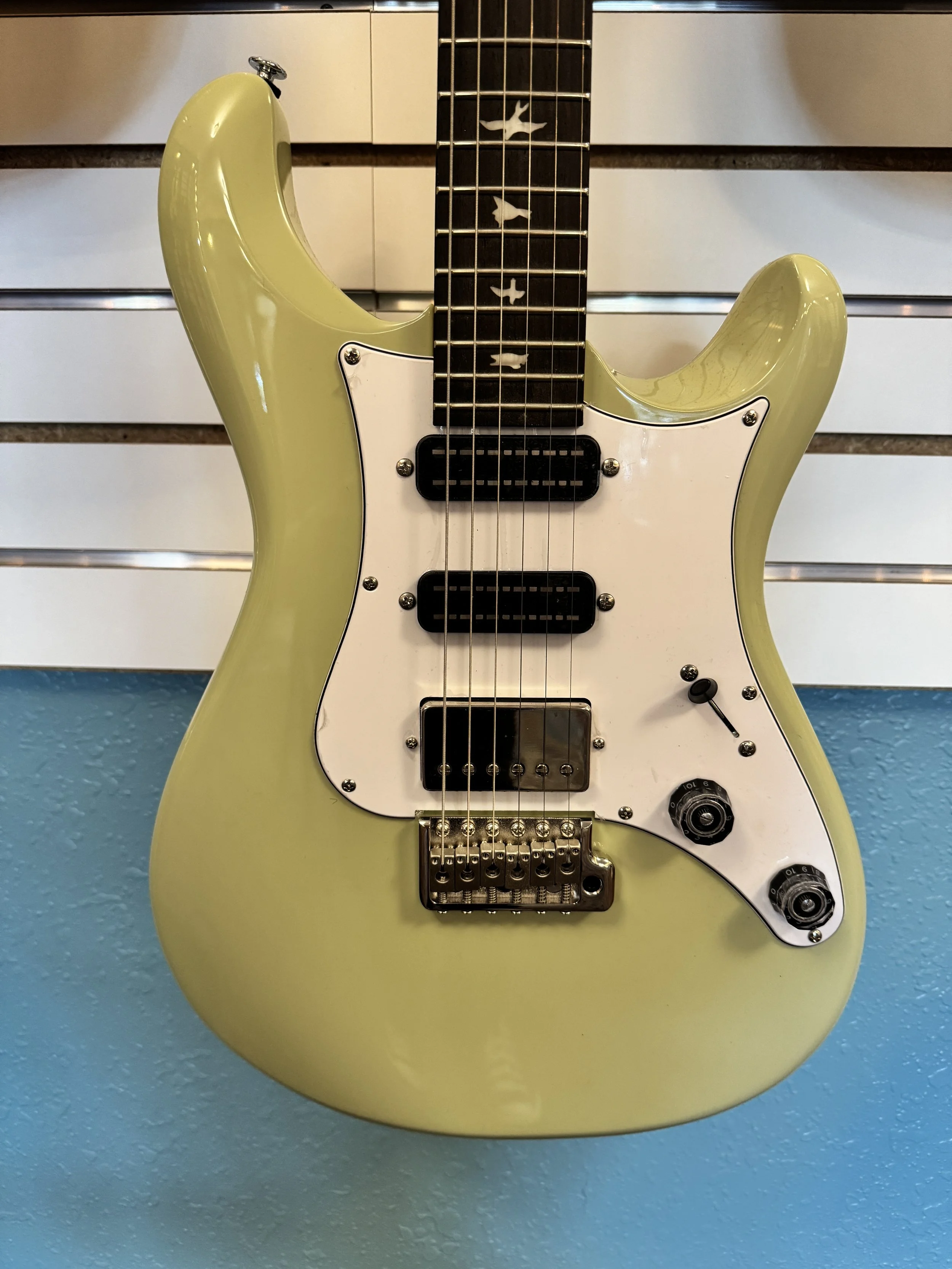 Squier FSR Classic Vibe '60s Jaguar — Art & Music | Music