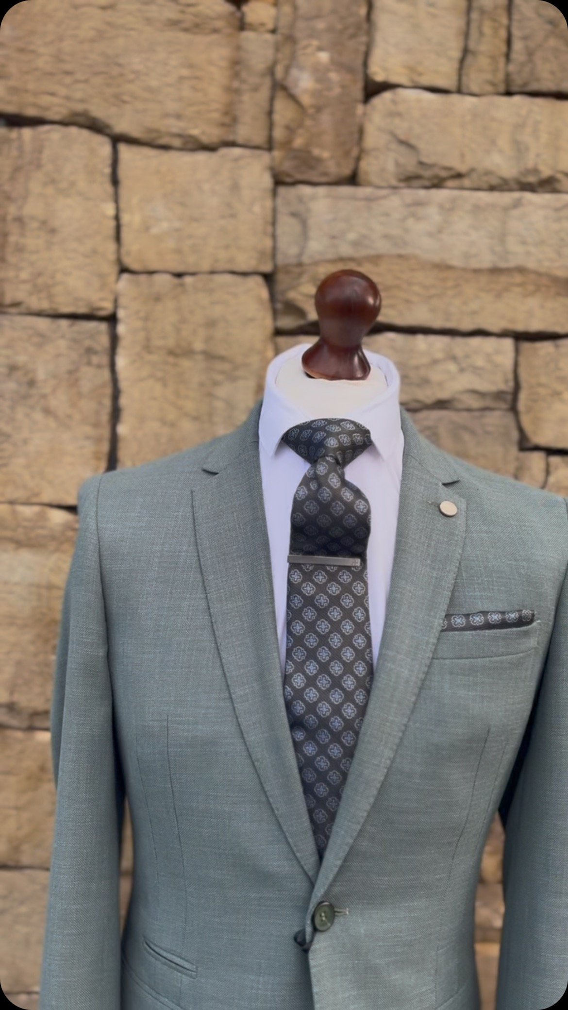 Suit up for summer love. Our wedding jackets bring the heat—without breaking a sweat. Style, comfort, and cool confidence all in one.
#summerweddings #weddingstyle #paulmartinmenswear #GroomAndGuestGoal #jacketstyle