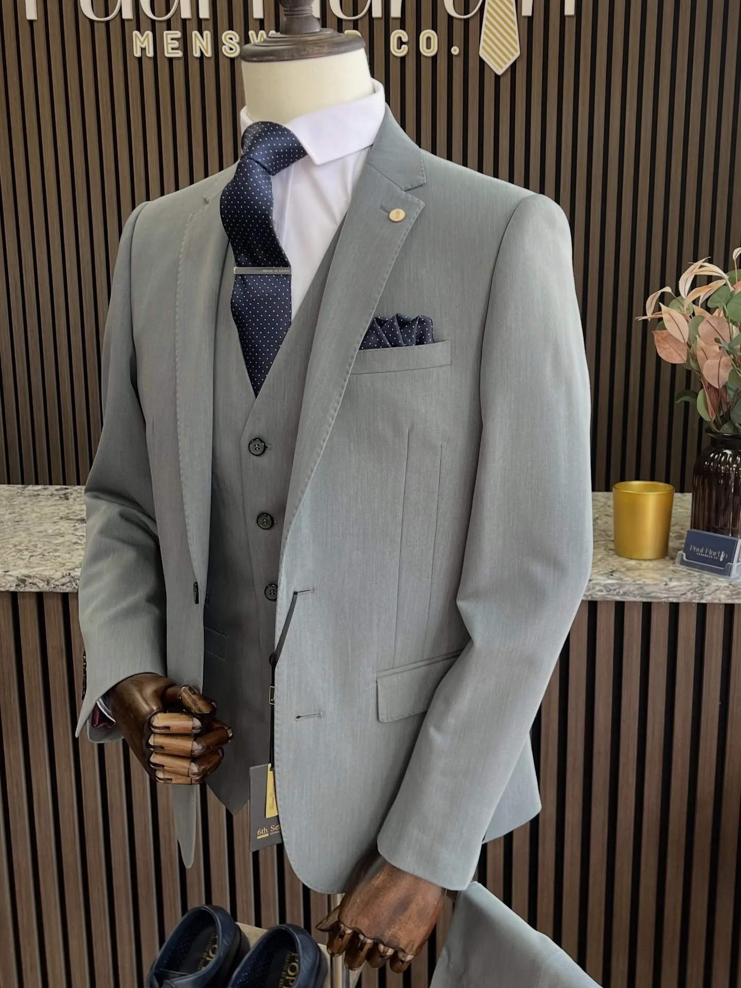 A little nod to Saint Patrick&rsquo;s Day ☘️

Our Sixth Sense green 3-piece suit brings that rich green that always stands out in the best way. Paired with the waistcoat, it keeps the look sharp, tailored, and full of character.

A strong colour, a c