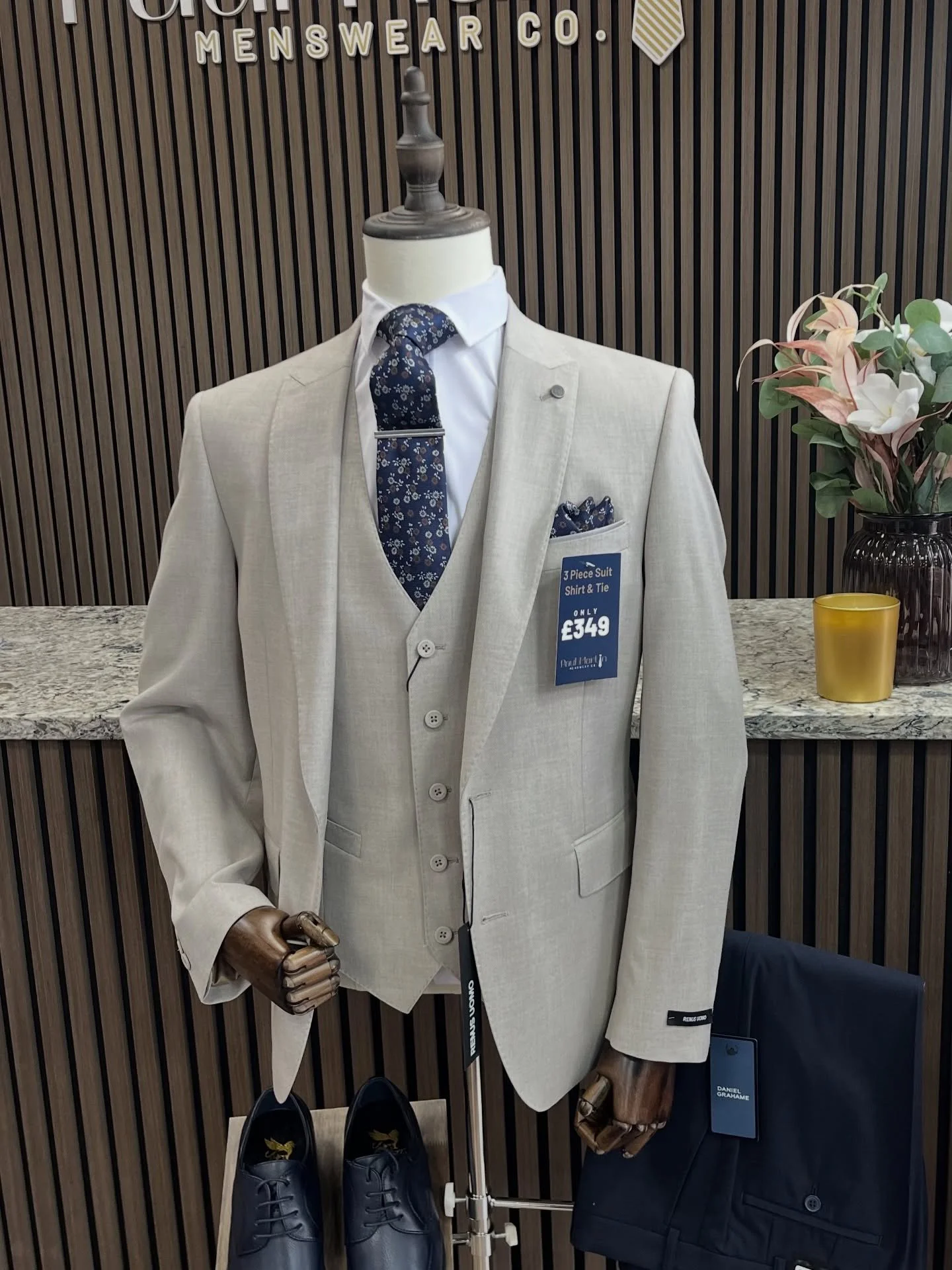 3 weddings? Don&rsquo;t buy 3 suits.

Here&rsquo;s how you get 3 completely different looks from just one suit 👇

Look 1 &ndash; The Full 3-Piece
Waistcoat on, fully matched. Clean, sharp, and perfect for the main event.

Look 2 &ndash; The Contrast