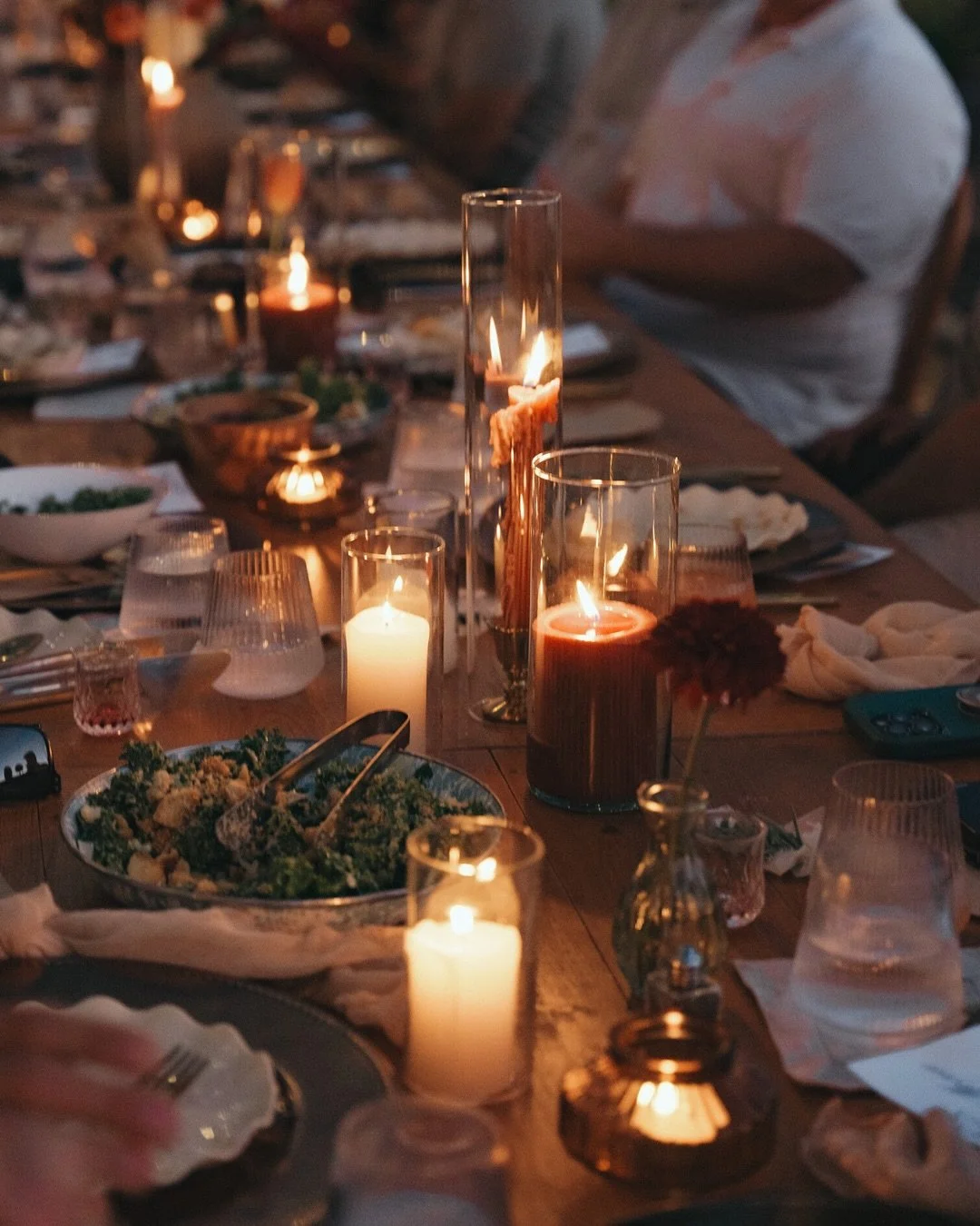 night + day dinner party details 🕯️🤎

a dinner party I had the honor of helping design, execute and photograph. a night of my dreams
