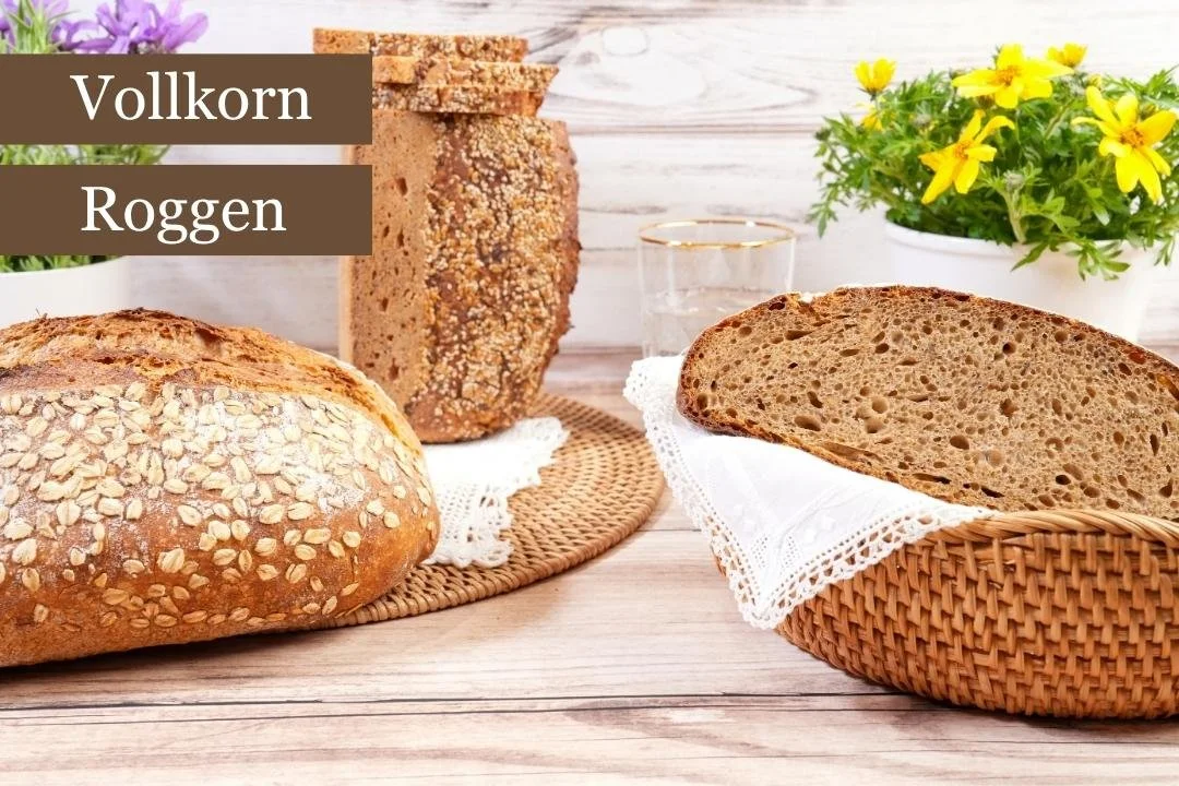 Selbstgemachtes leckeres frisches Brot Variationen schön angerichtet