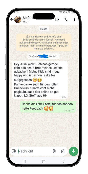 Screenshot eines WhatsApp-Chats auf einem Smartphone. Eine Nachricht von Stefanie dankt für einen Onlinekurs und lobt das gebackene Brot. Julia antwortet dankend auf das Feedback.